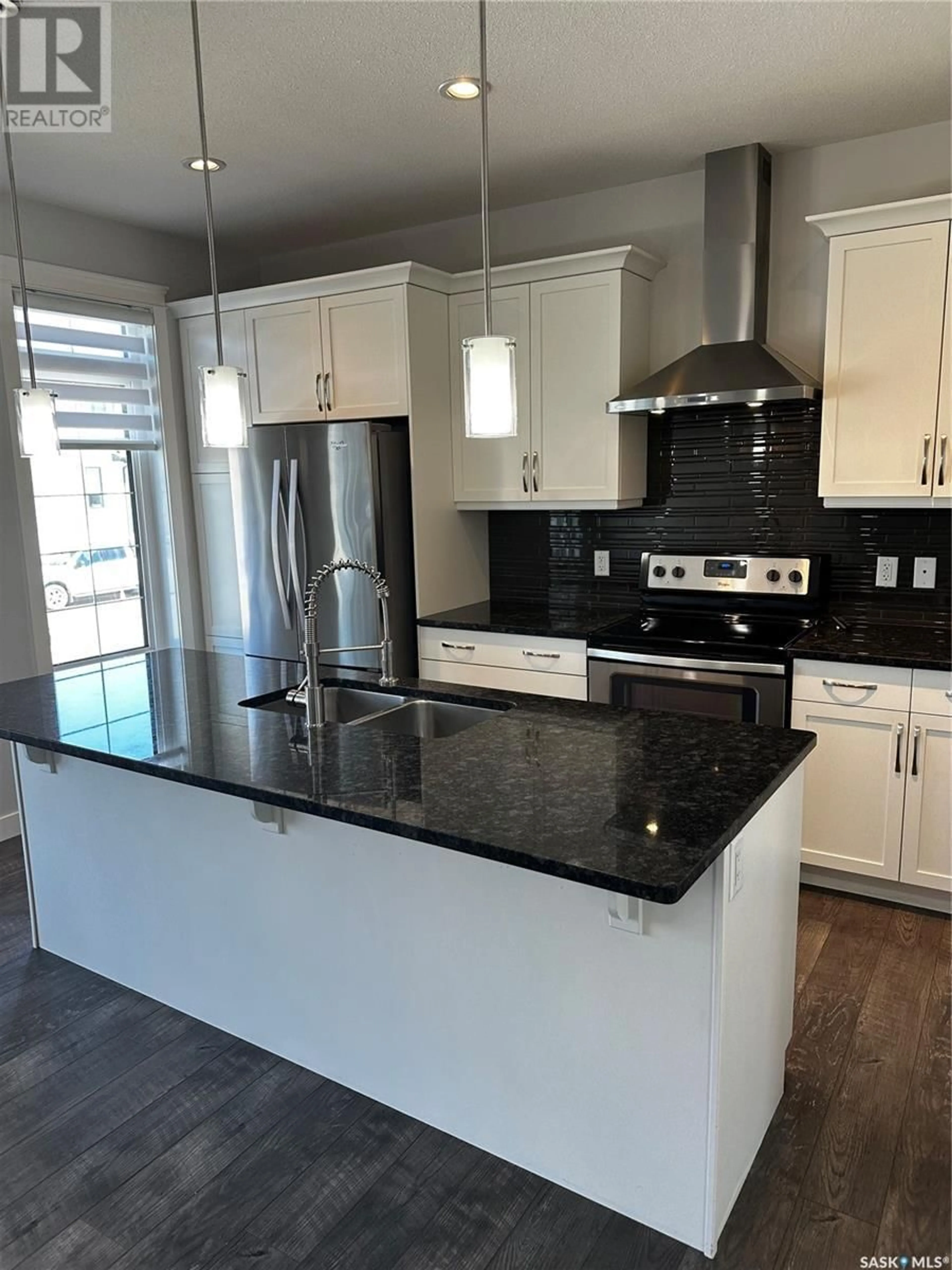 Contemporary kitchen for 4541 E Green Apple DRIVE, Regina Saskatchewan S4V3H4