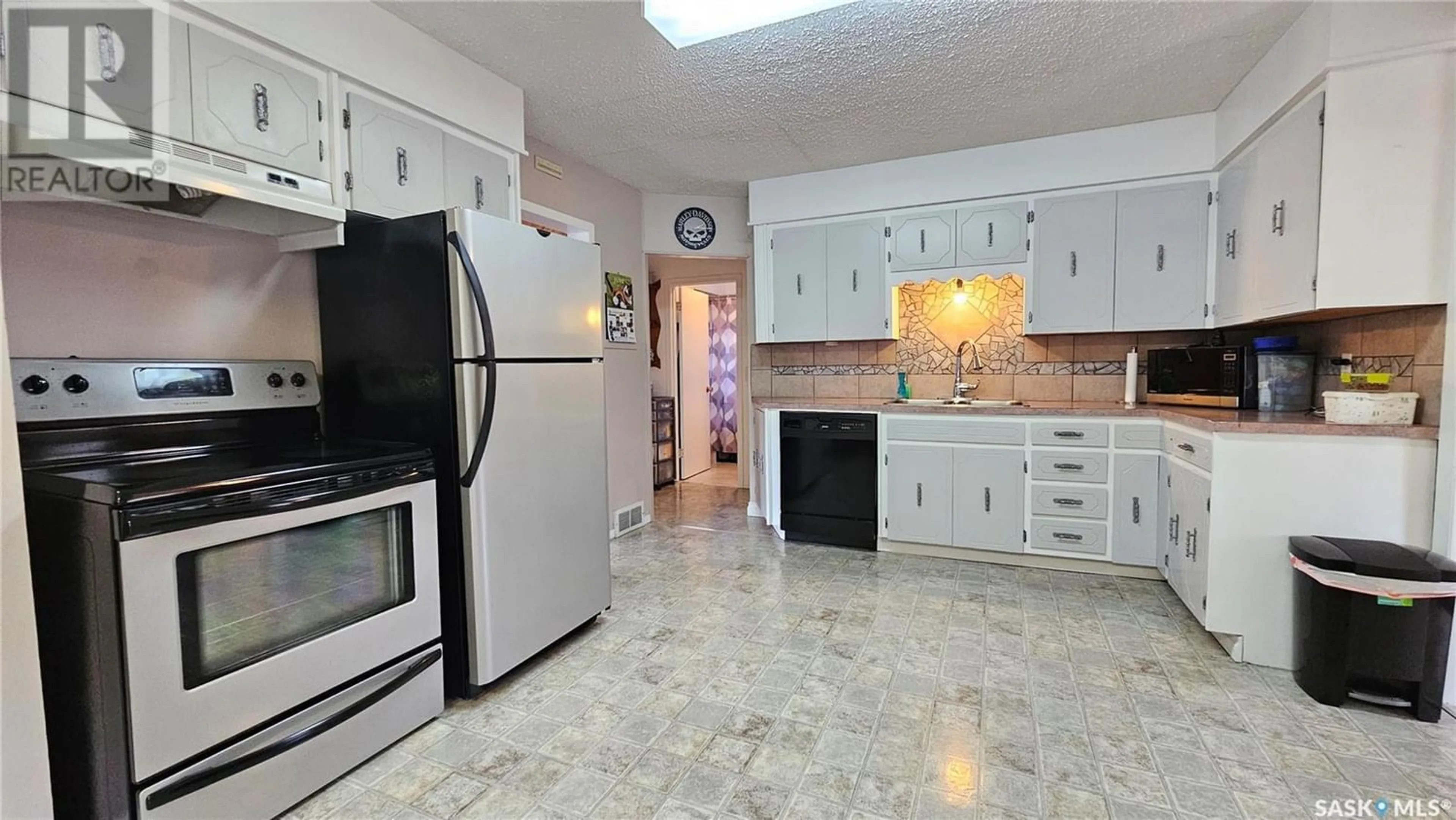 Kitchen for 393 5th AVENUE SE, Swift Current Saskatchewan S9H3N3