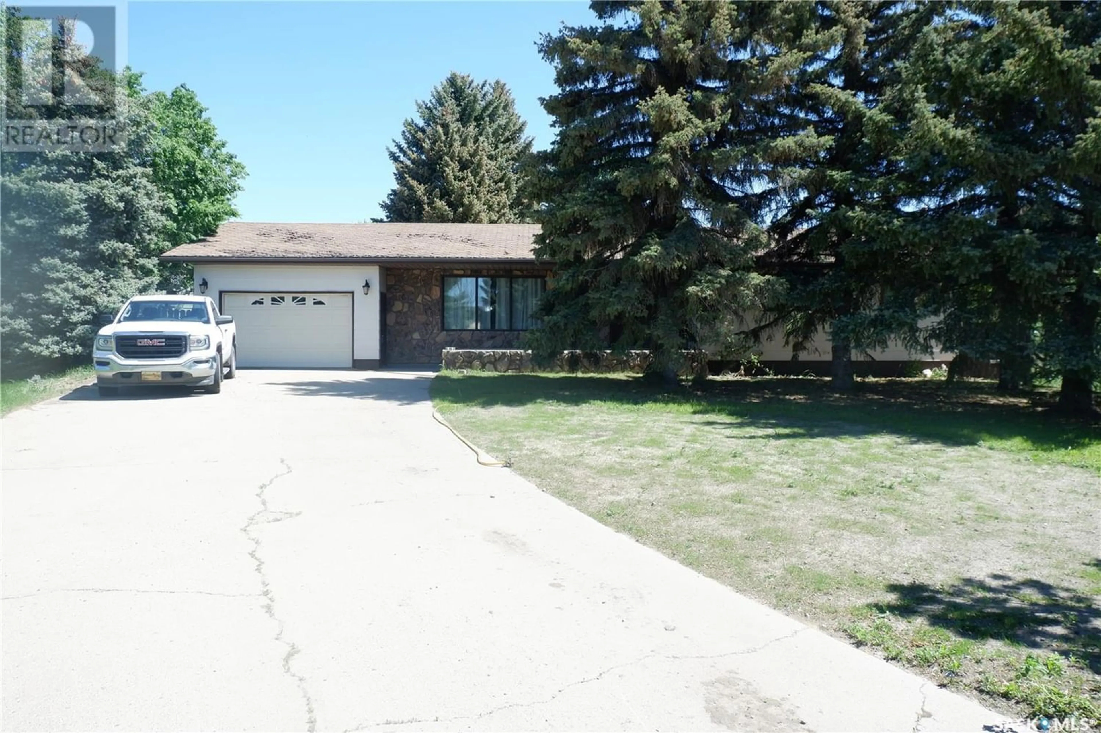 Frontside or backside of a home for 329 Southview DRIVE, Coronach Saskatchewan S0H0Z0