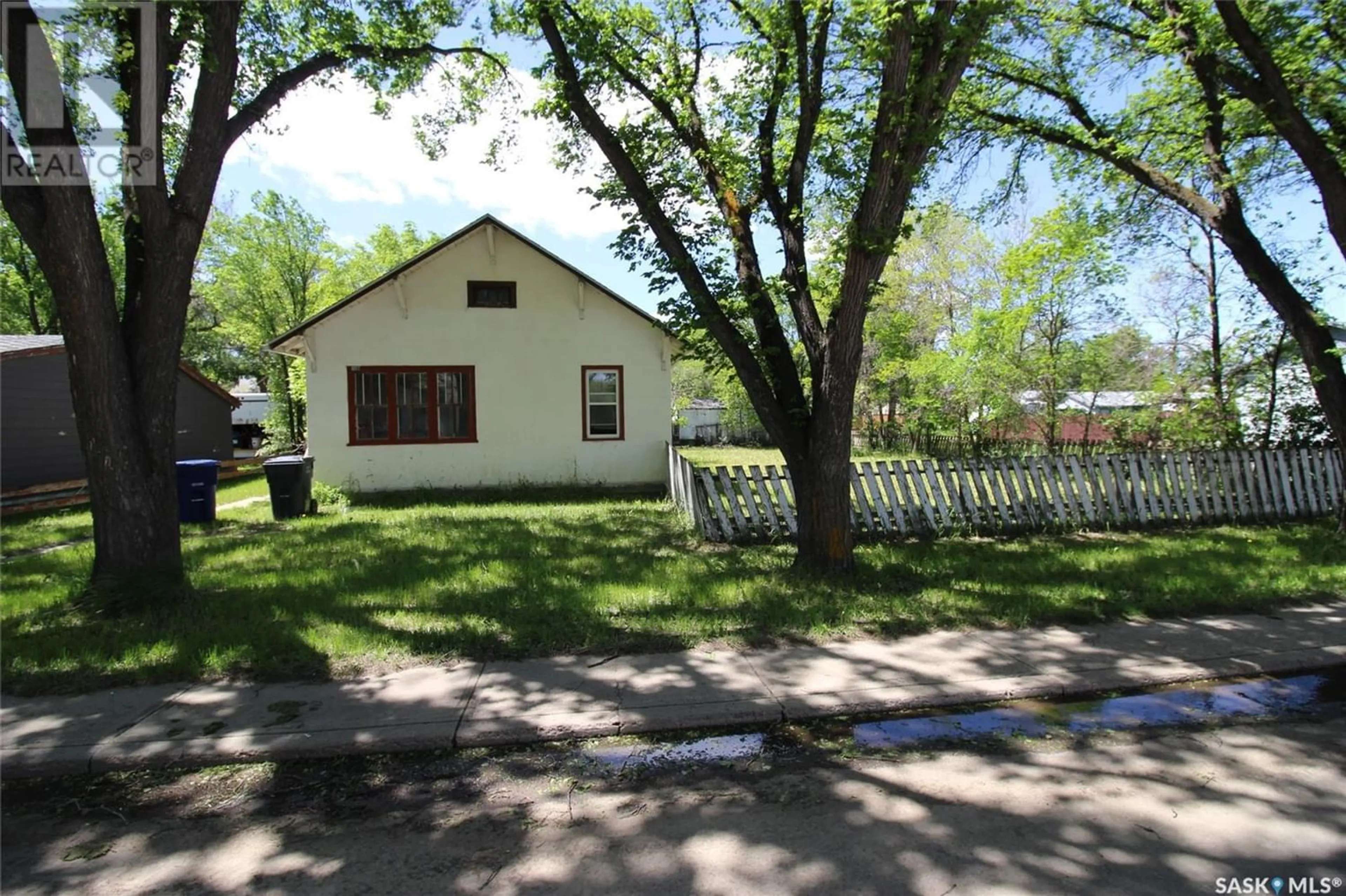 Outside view for 431 1st STREET W, Shaunavon Saskatchewan S0N2M0