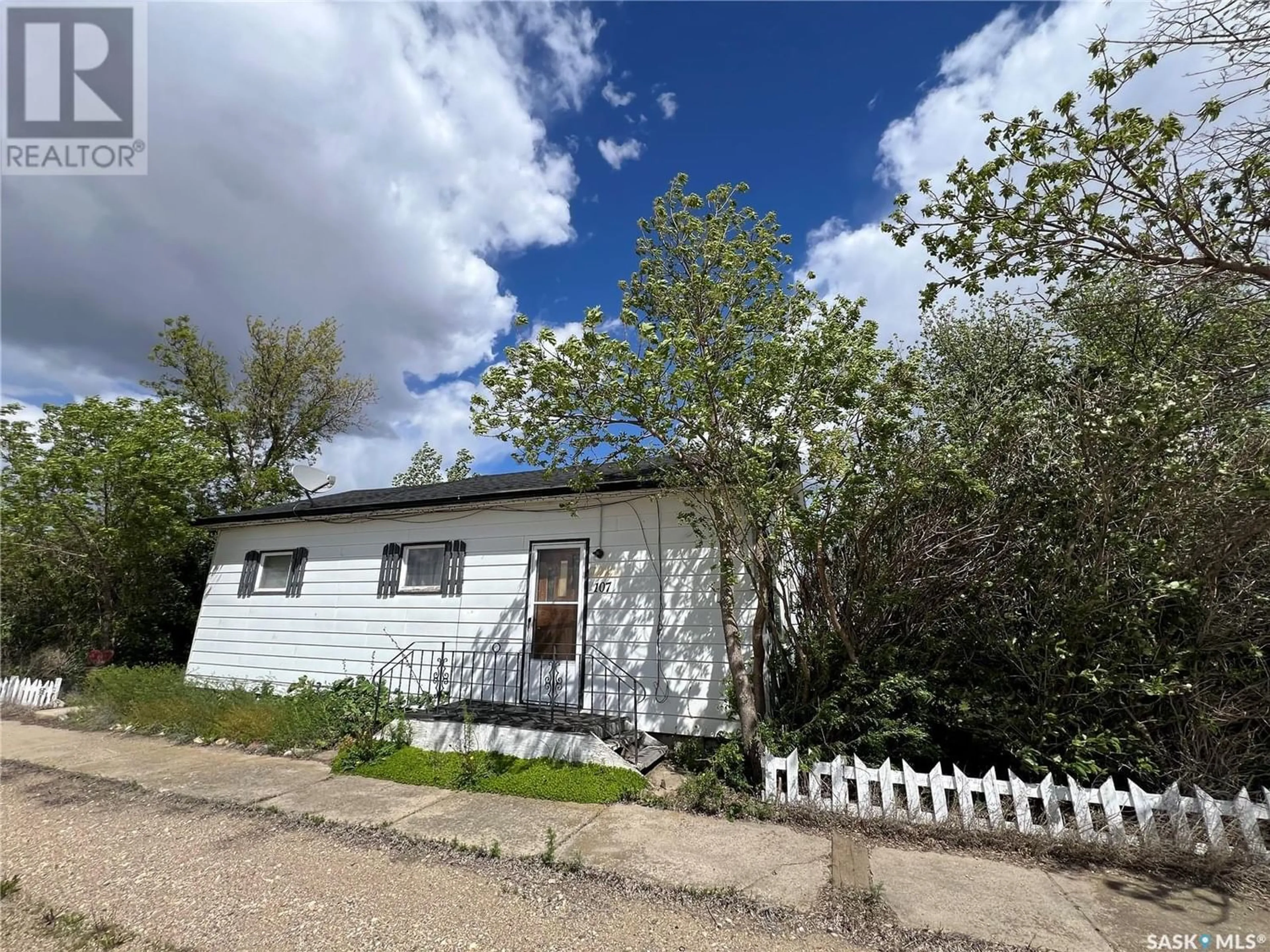 Frontside or backside of a home for 107 Railway AVENUE, Lucky Lake Saskatchewan S0L1Z0