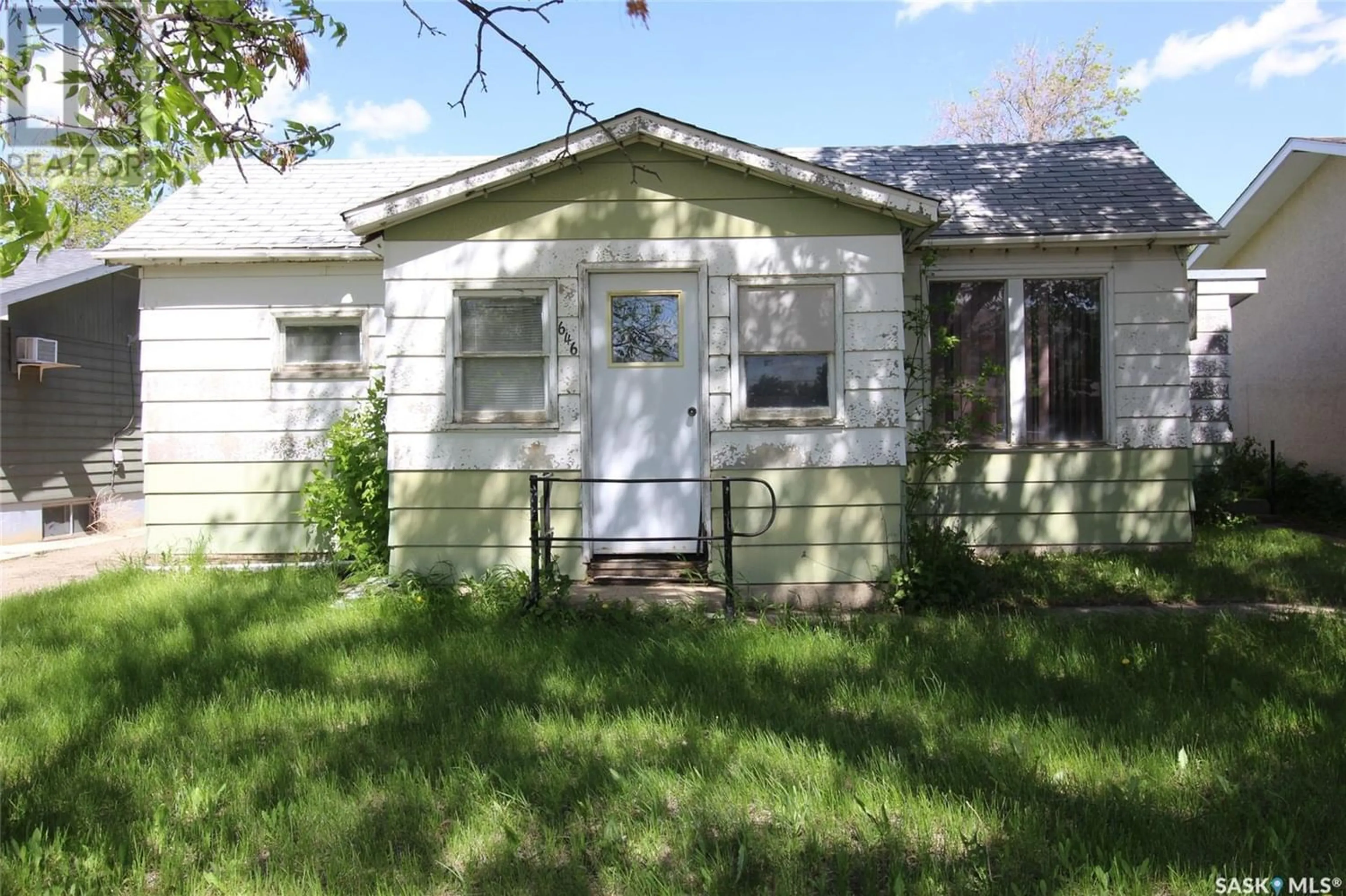 Frontside or backside of a home for 646 4th STREET W, Shaunavon Saskatchewan S0N2M0