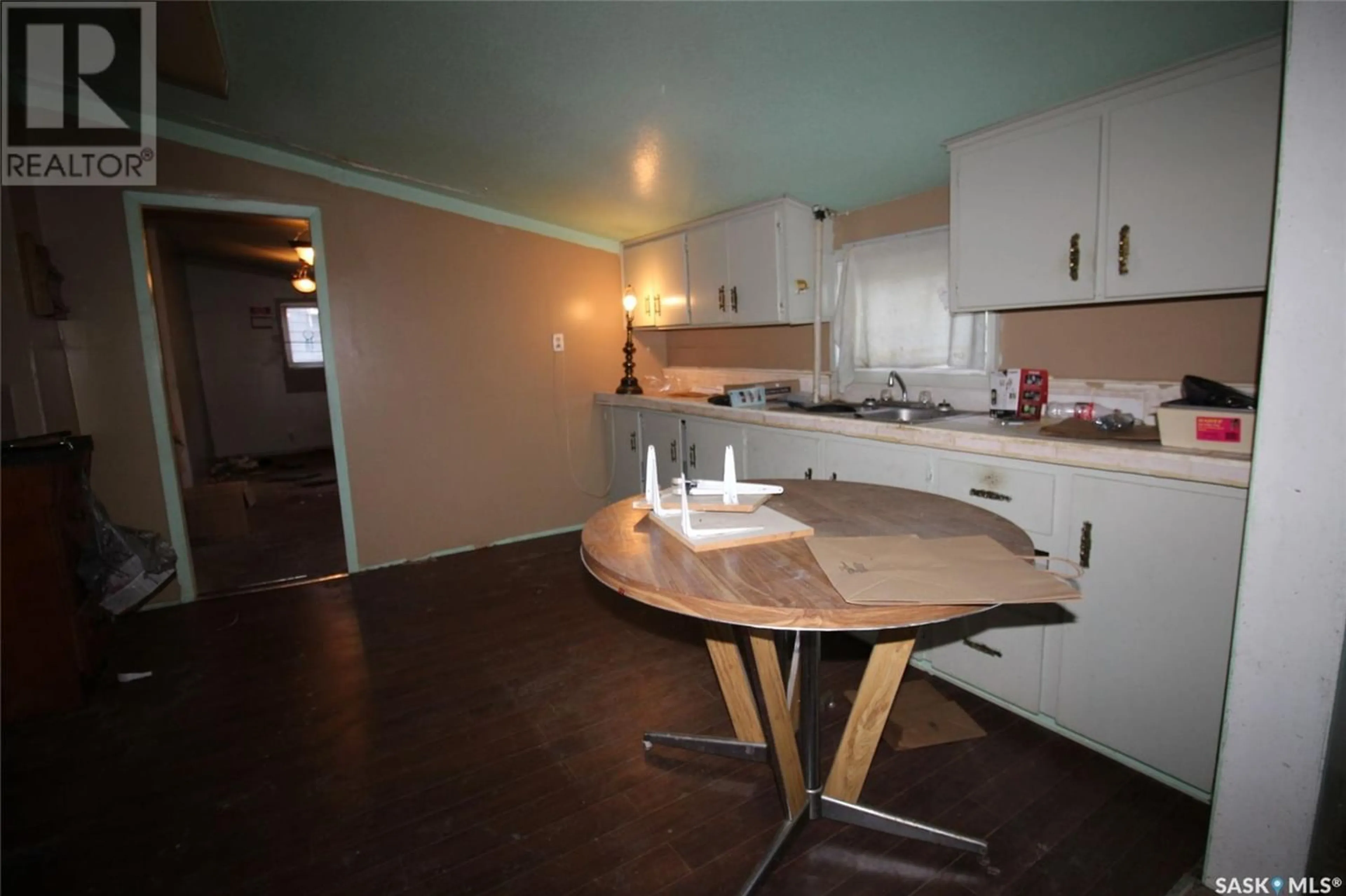 Standard kitchen, wood floors, cottage for 646 4th STREET W, Shaunavon Saskatchewan S0N2M0