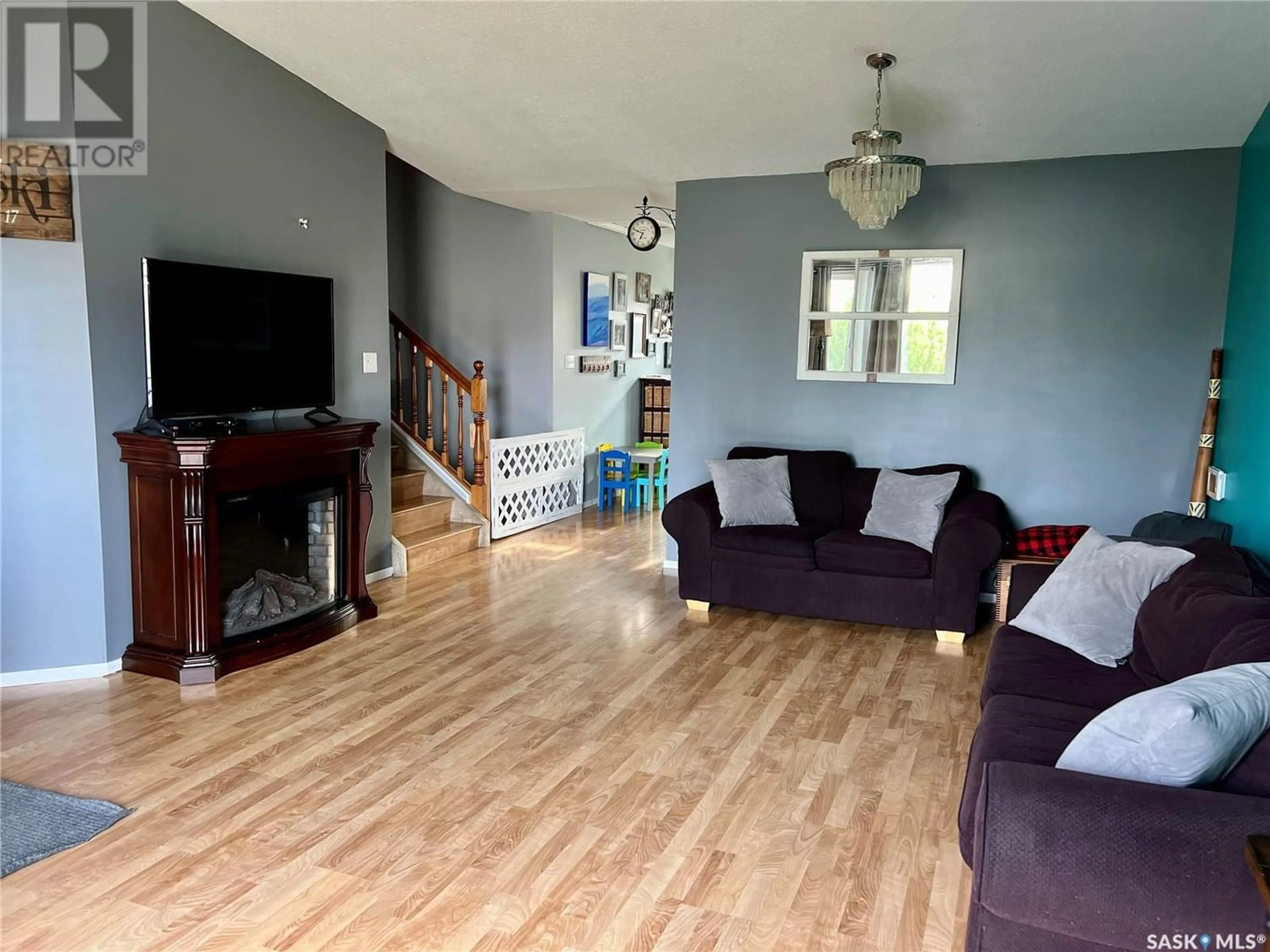 Living room, wood floors for 35 Coupland CRESCENT, Meadow Lake Saskatchewan S9X1A7