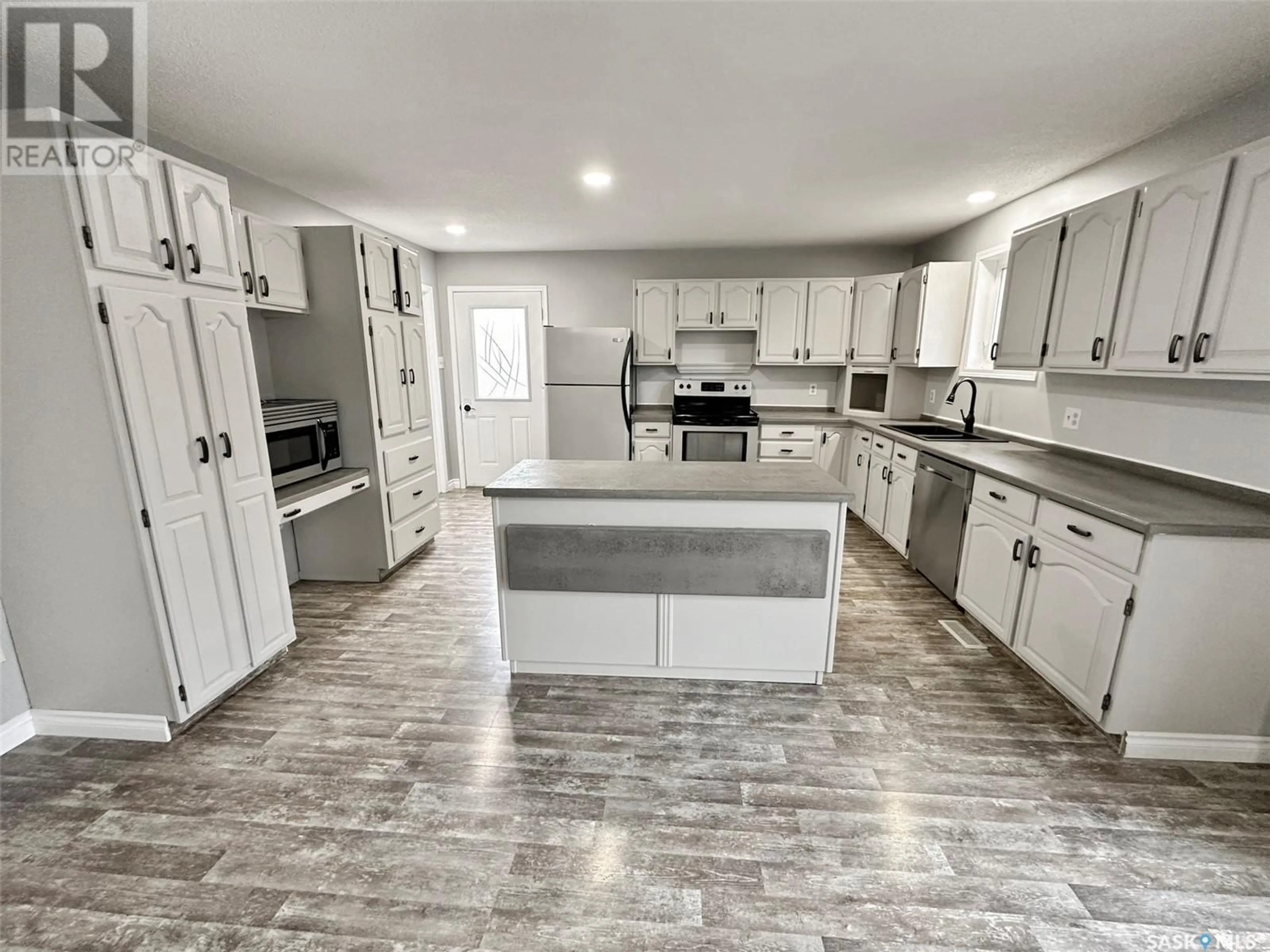 Open concept kitchen for 4660 Price AVENUE, Gull Lake Saskatchewan S0N1A0