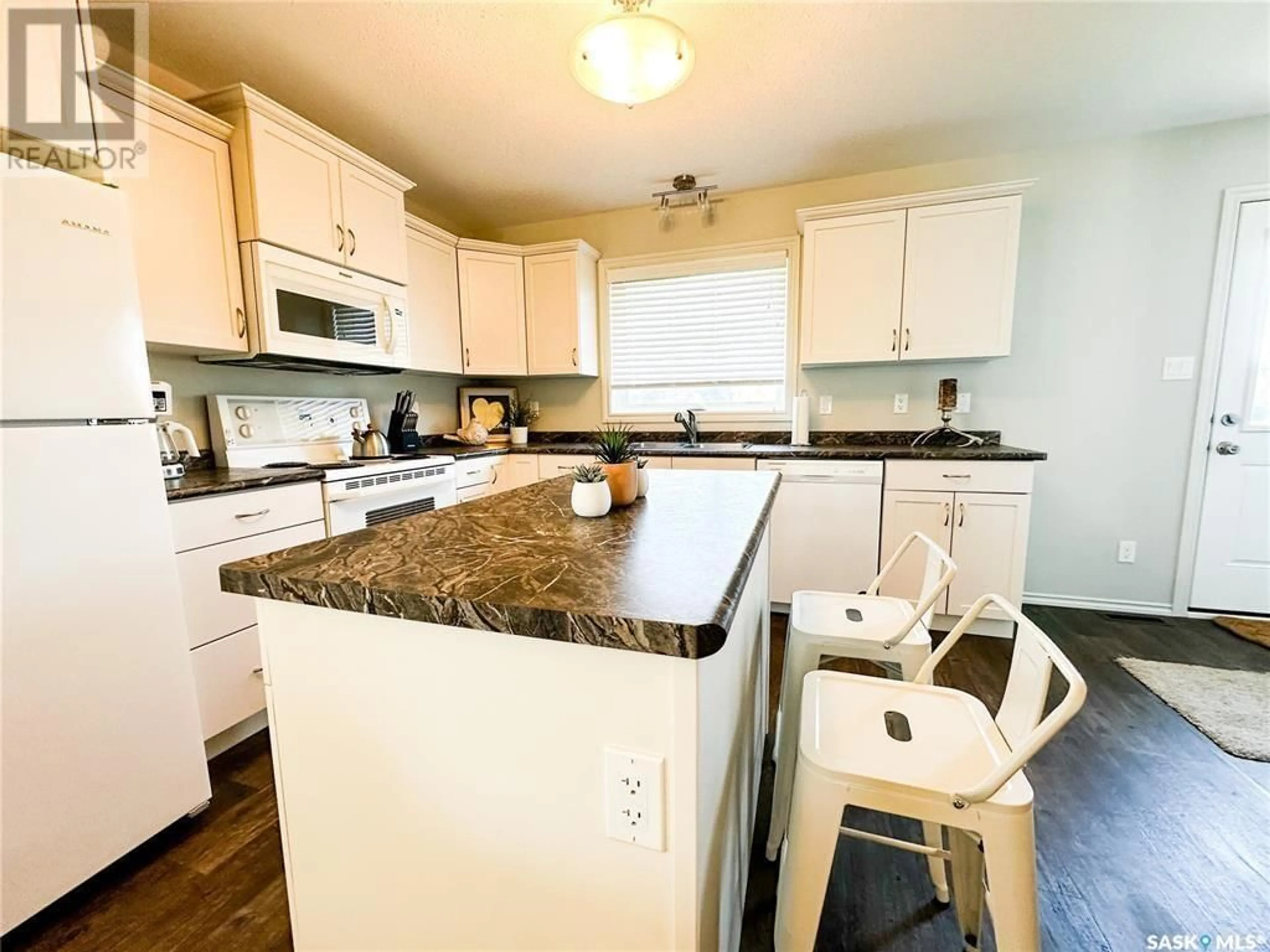 Standard kitchen for 84 Cameron WAY, Yorkton Saskatchewan S3N4H1