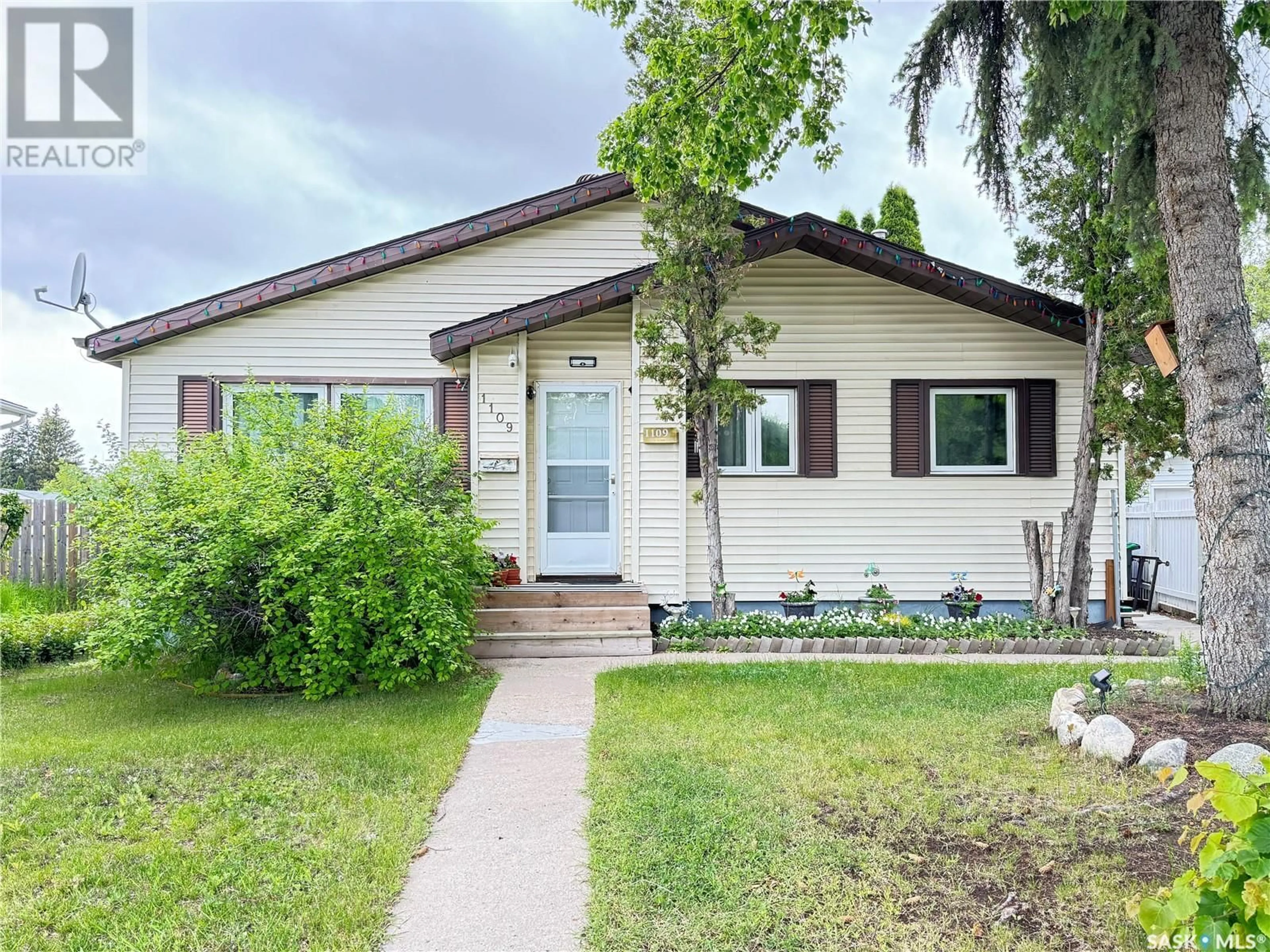 Frontside or backside of a home for 1109 Macklem DRIVE, Saskatoon Saskatchewan S7L4R7