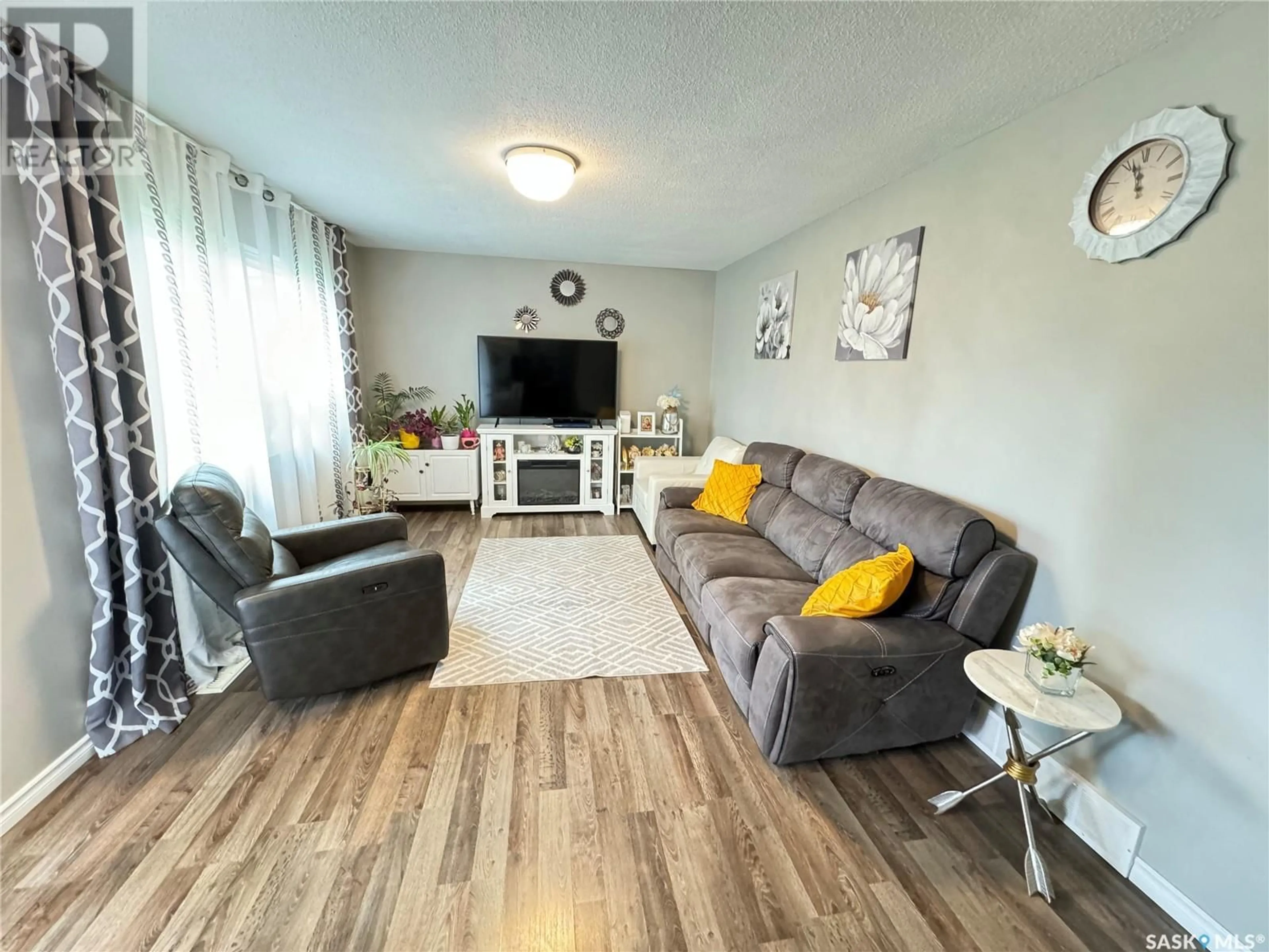 Living room for 1109 Macklem DRIVE, Saskatoon Saskatchewan S7L4R7