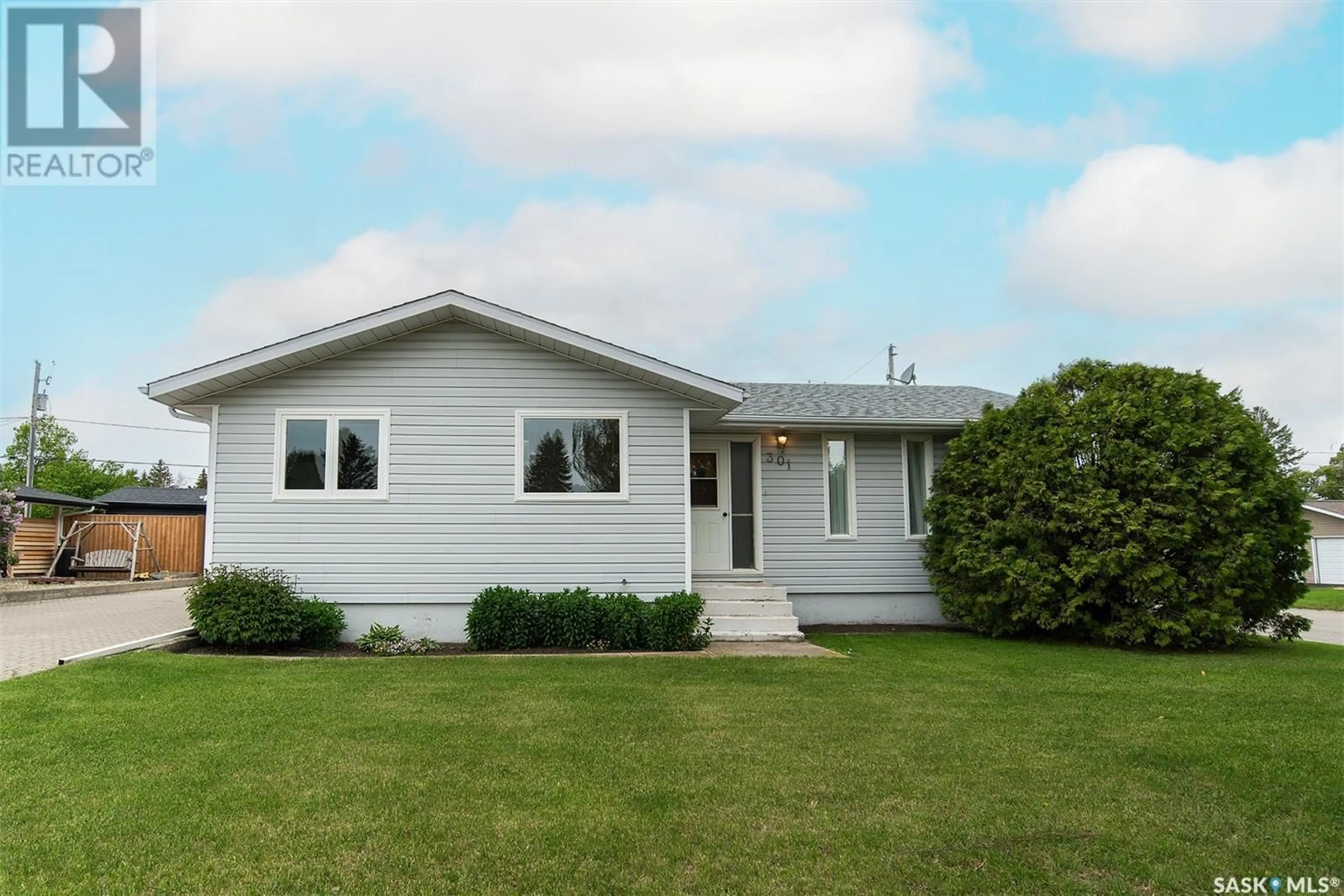 Frontside or backside of a home for 301 8th STREET E, Wynyard Saskatchewan S0A4T0