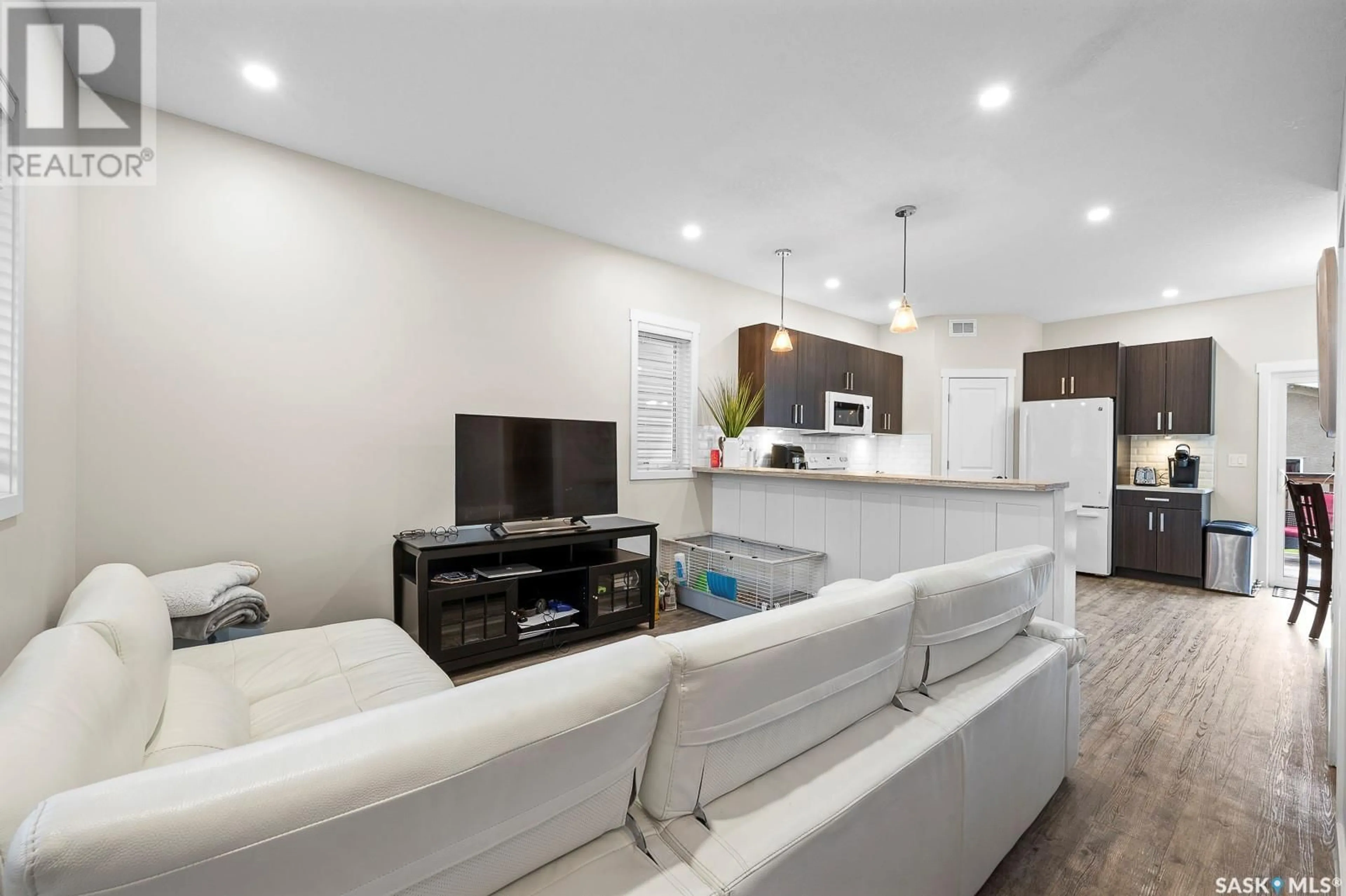 Living room for 462 FORGET STREET, Regina Saskatchewan S4R4X9