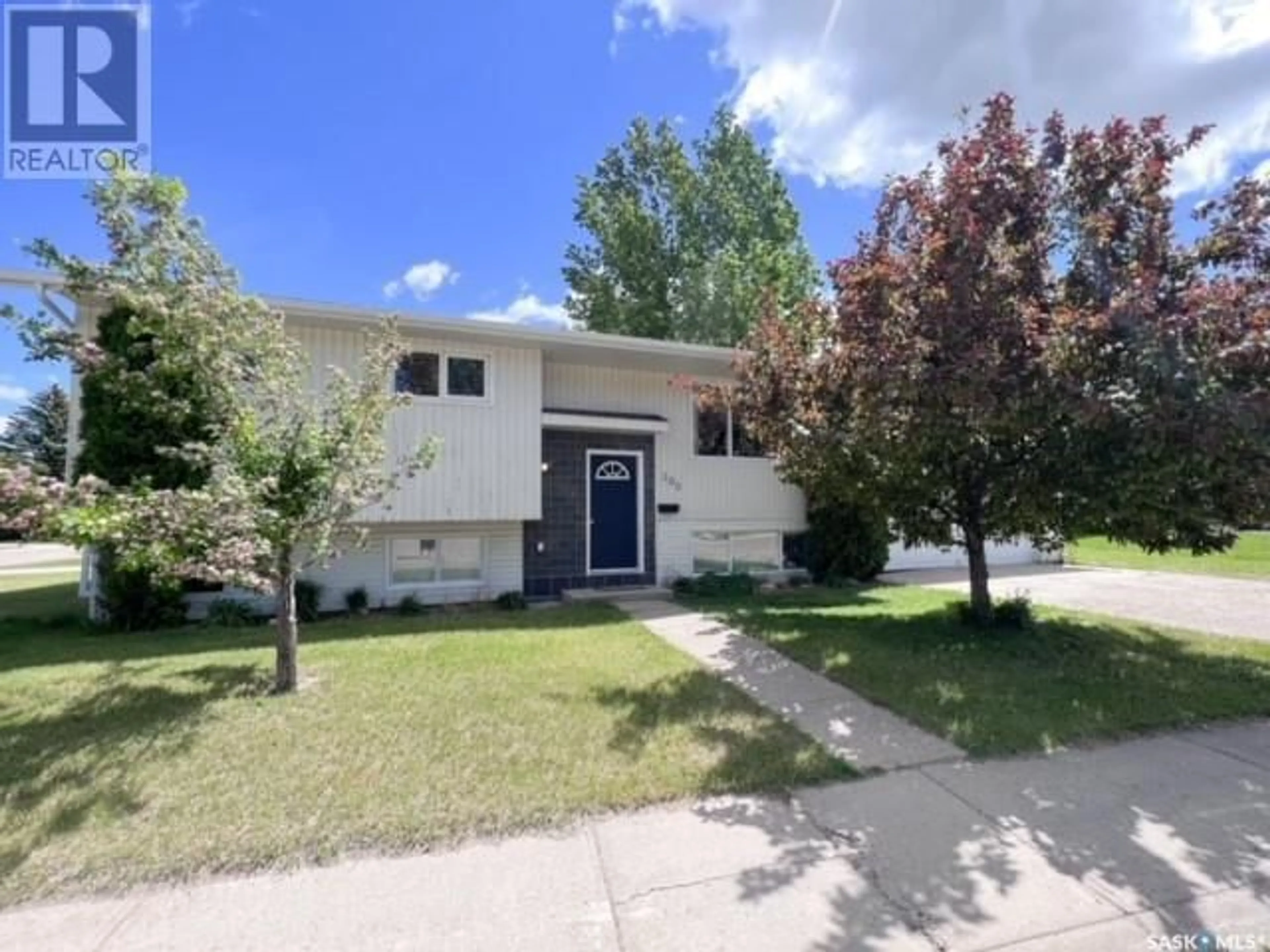 Frontside or backside of a home for 380 Powell CRESCENT, Swift Current Saskatchewan S9H4L7