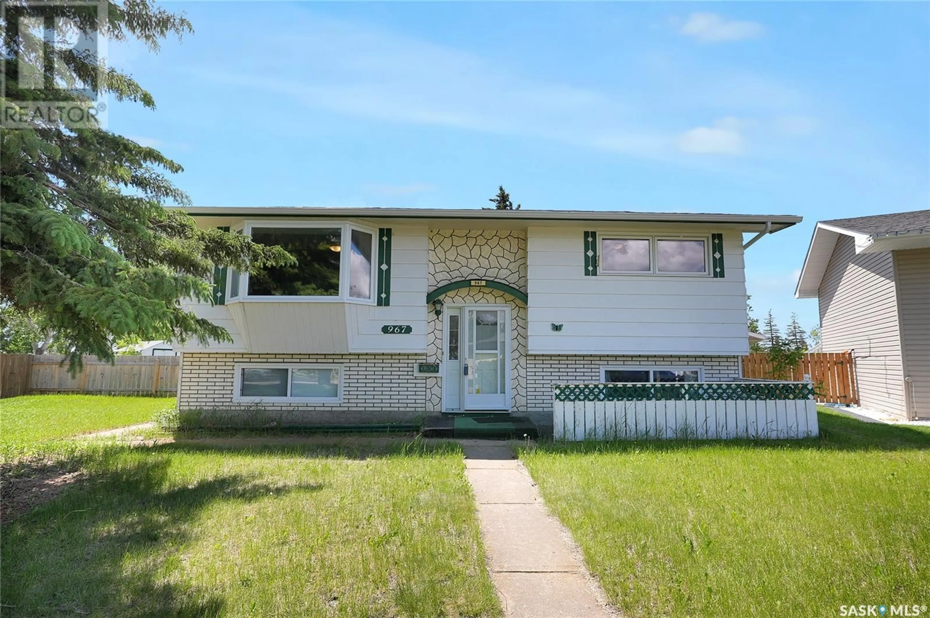 Frontside or backside of a home for 967 Hawthorne CRESCENT, Moose Jaw Saskatchewan S6H6T5