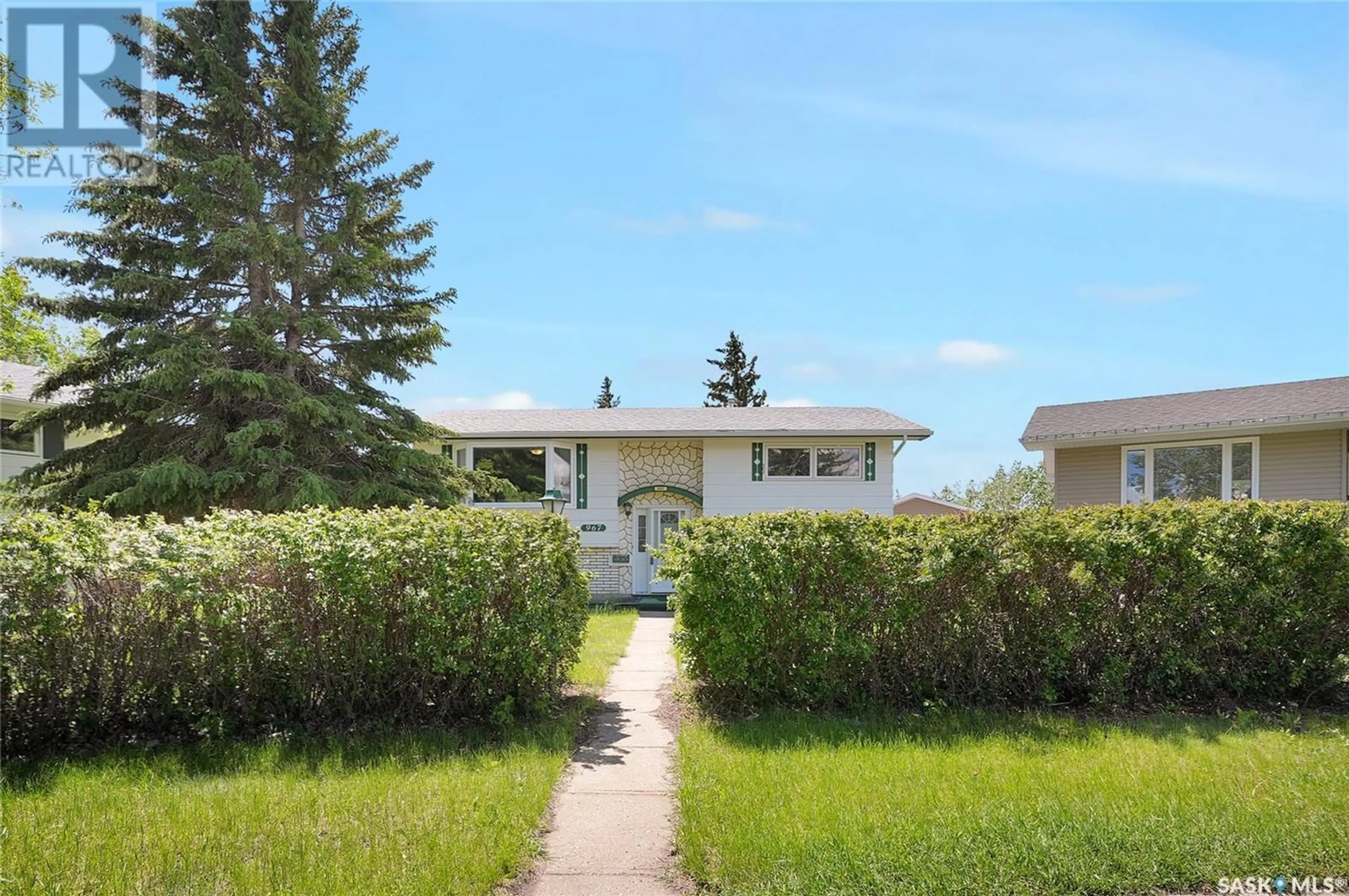 Outside view for 967 Hawthorne CRESCENT, Moose Jaw Saskatchewan S6H6T5