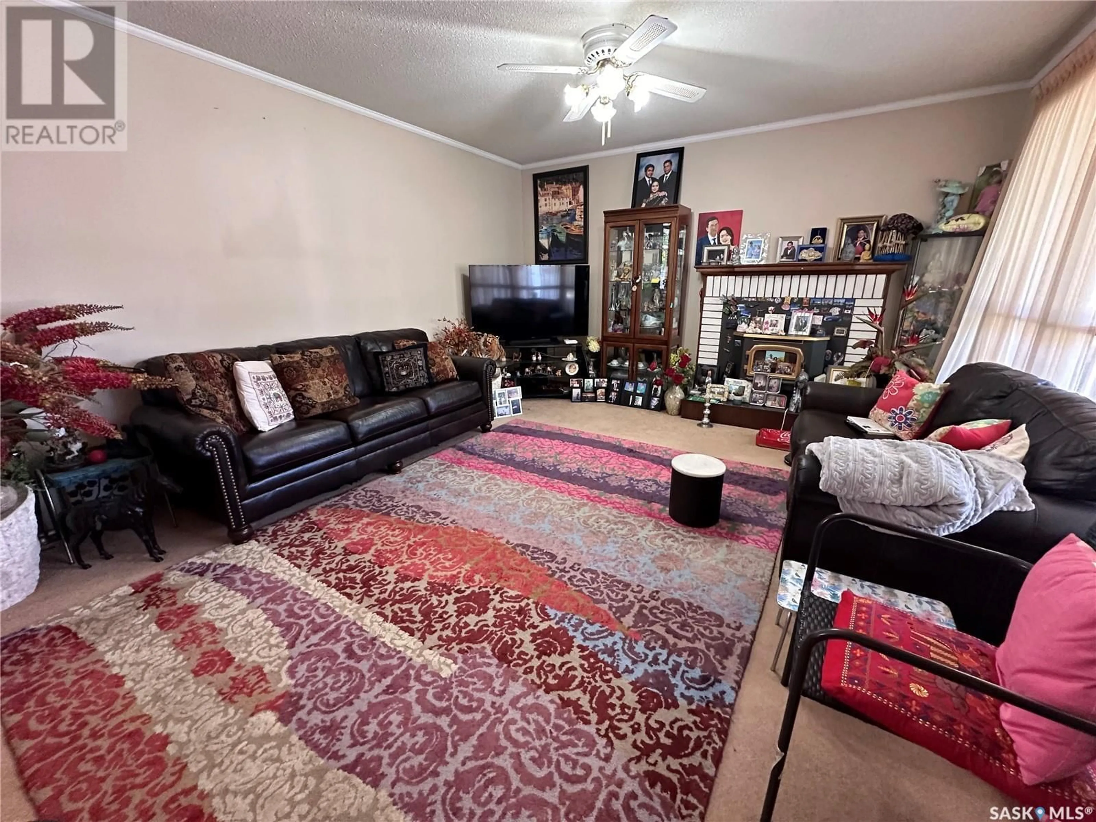 Living room for 35 Laubach AVENUE, Regina Saskatchewan S4S6C3