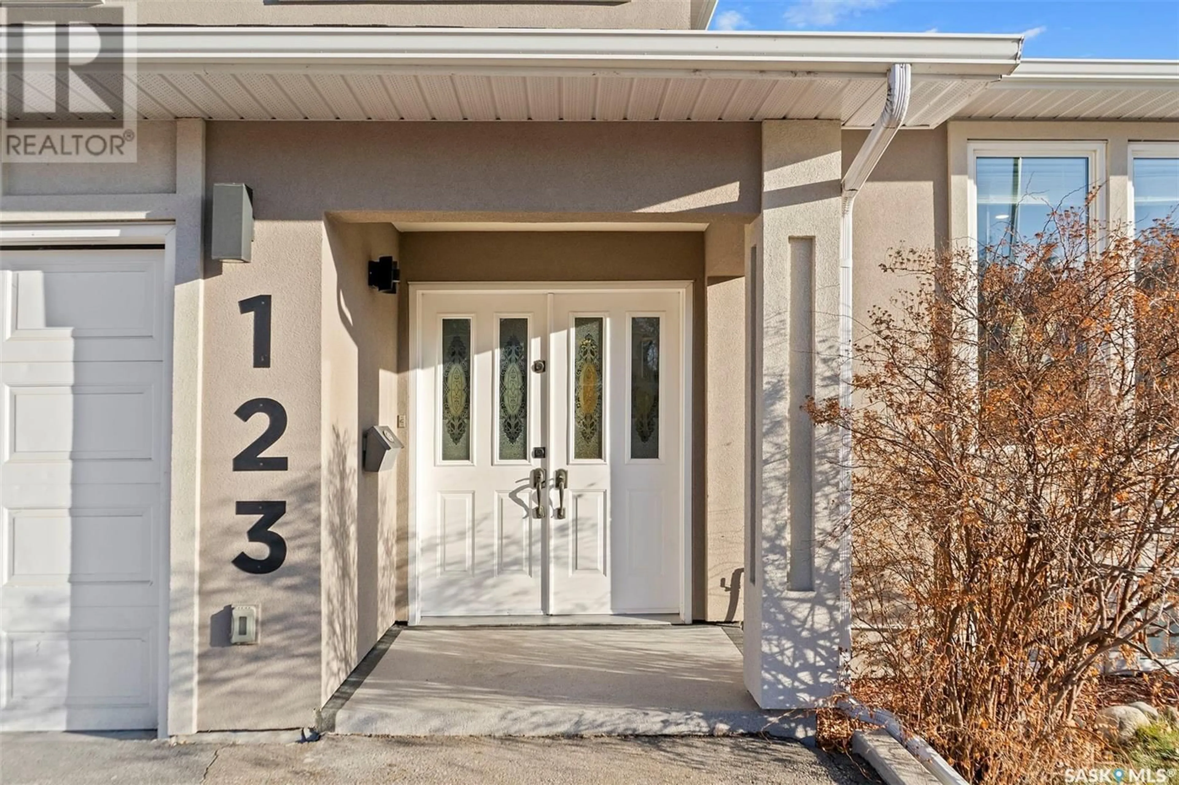 Indoor entryway for 123 Saguenay DRIVE, Saskatoon Saskatchewan S7K4M8