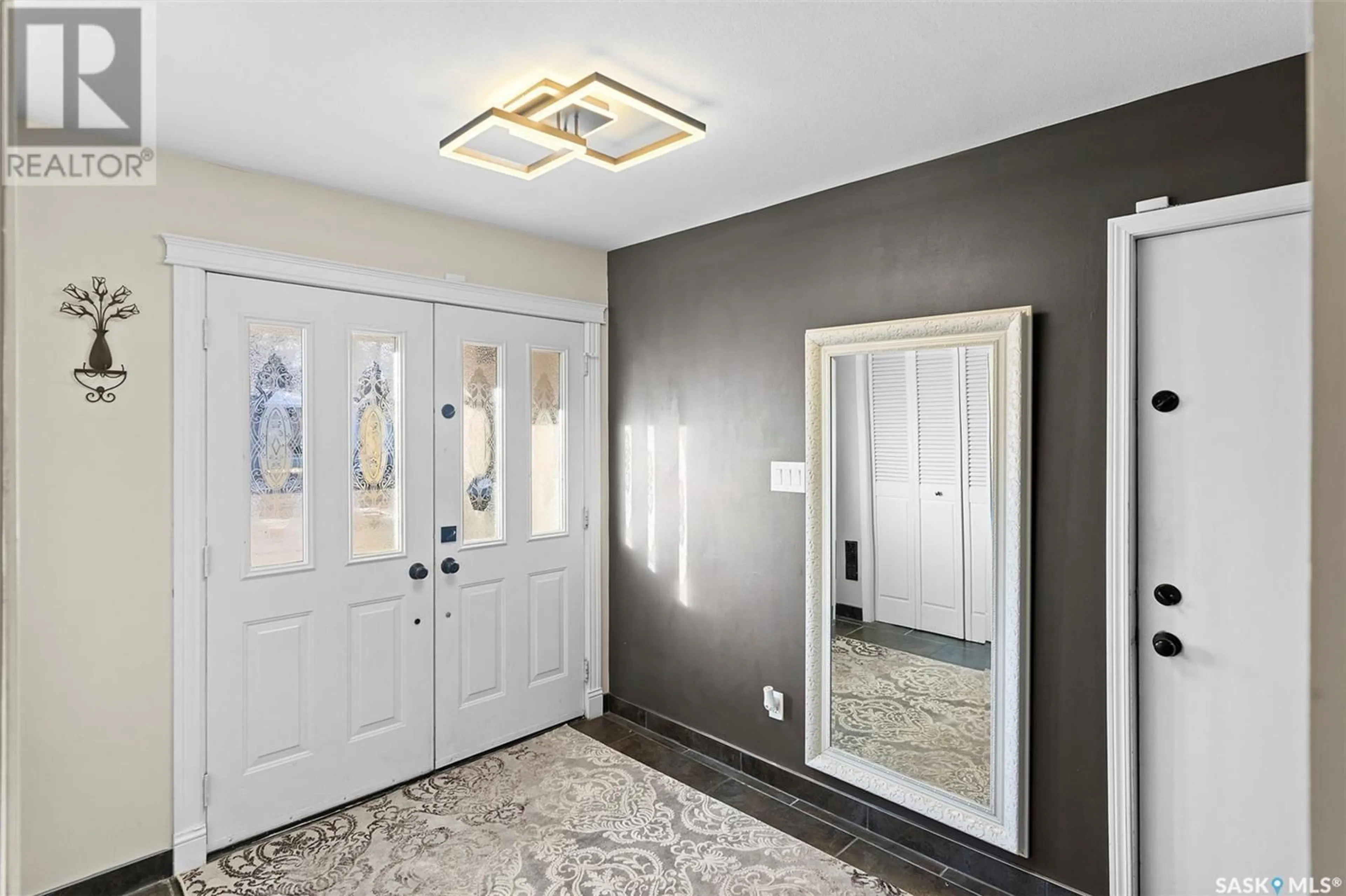 Indoor entryway for 123 Saguenay DRIVE, Saskatoon Saskatchewan S7K4M8