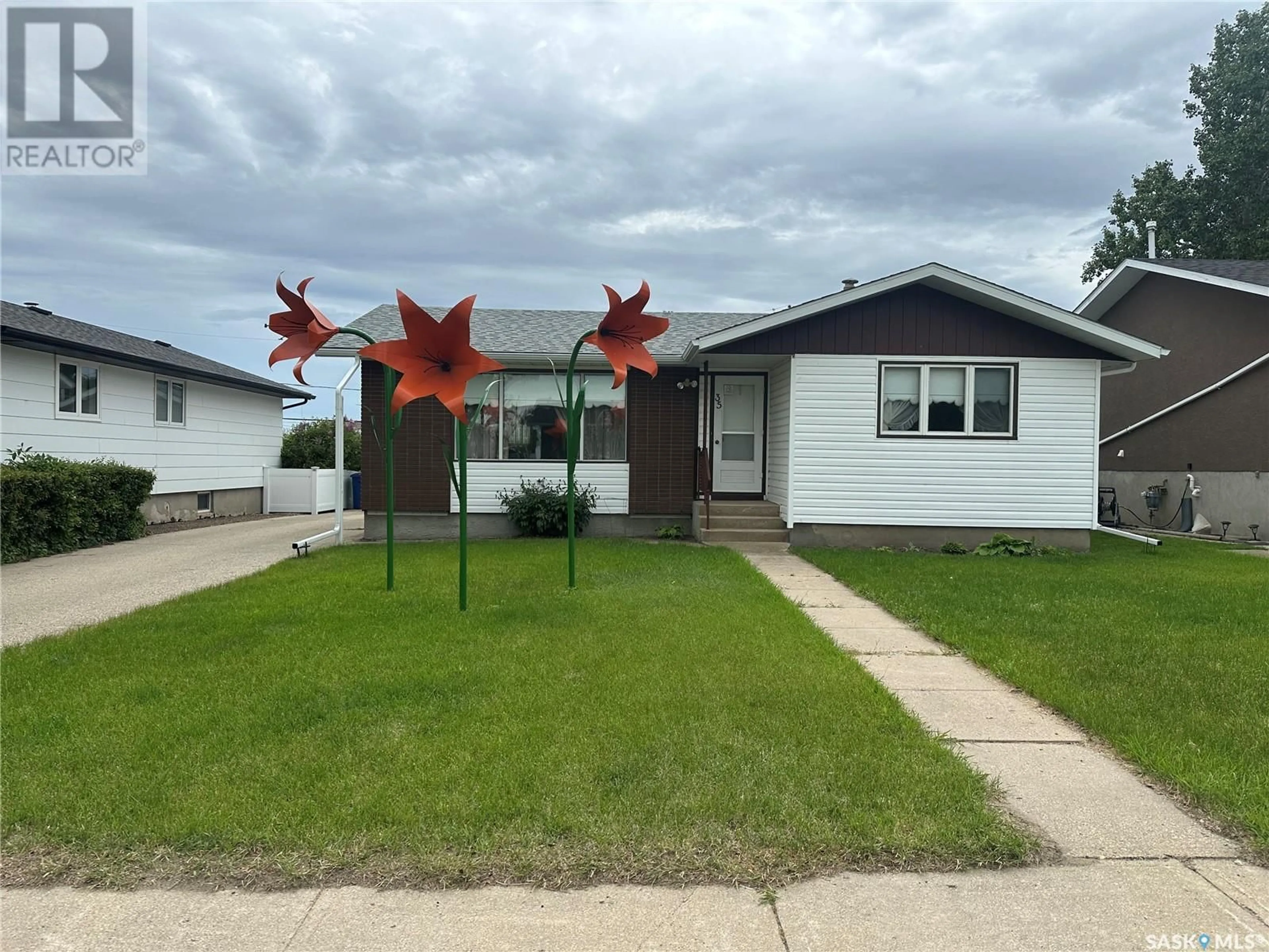 Frontside or backside of a home for 35 Kasper CRESCENT, Assiniboia Saskatchewan S0H0B0