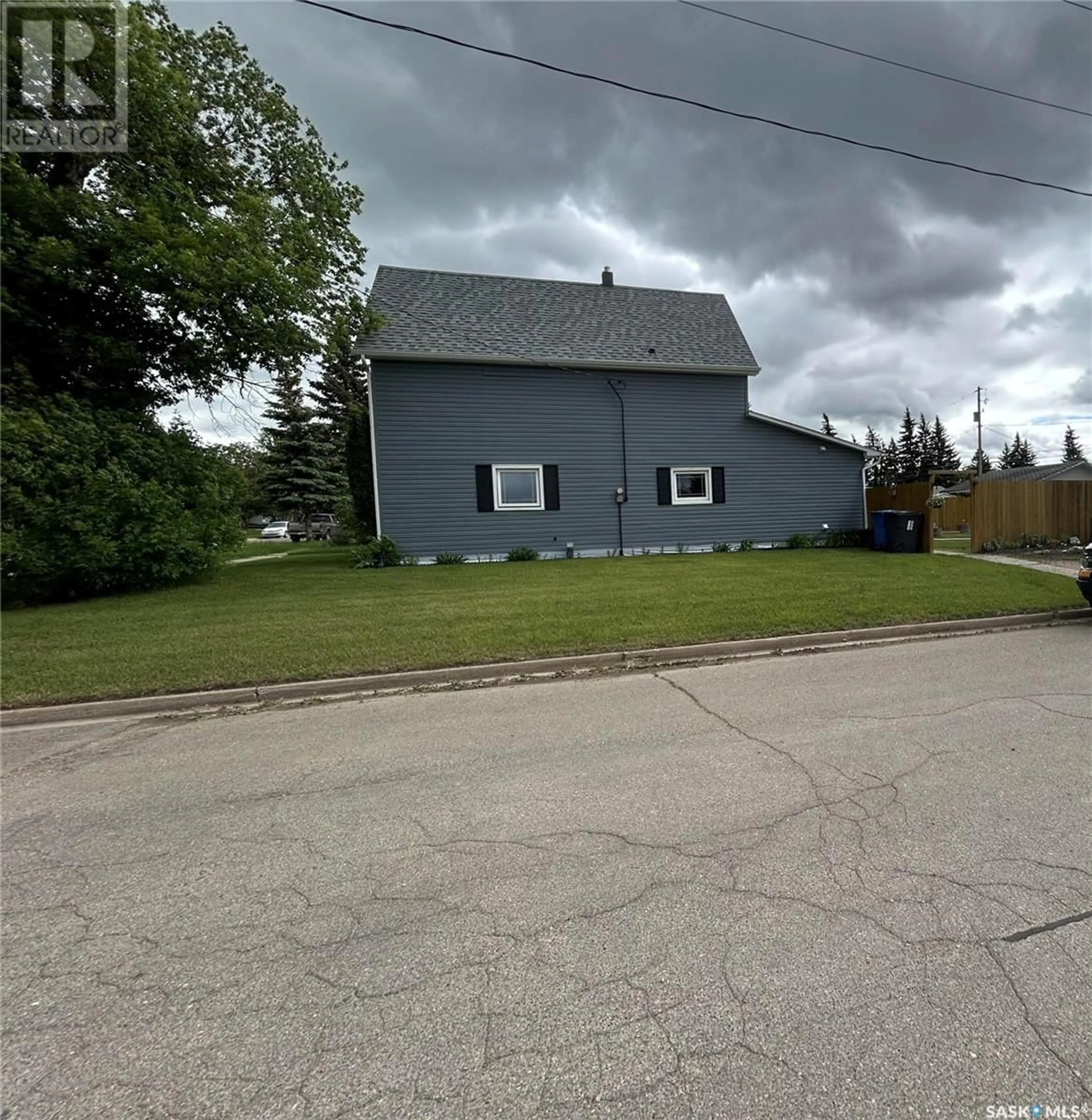 Frontside or backside of a home for 301 8th AVENUE E, Melville Saskatchewan S0A2P0