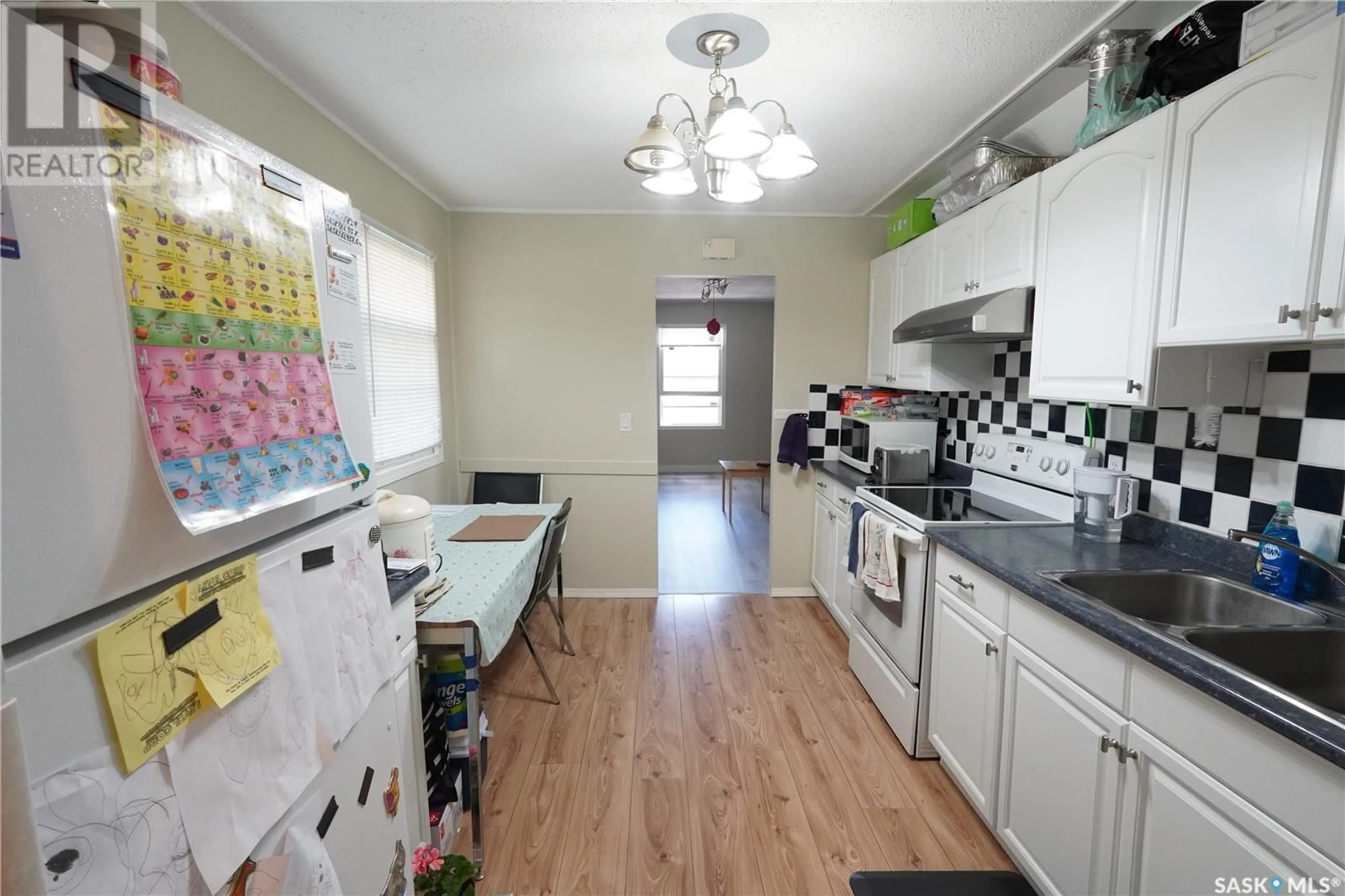 Standard kitchen, unknown for 838 RETALLACK STREET, Regina Saskatchewan S4T2G8