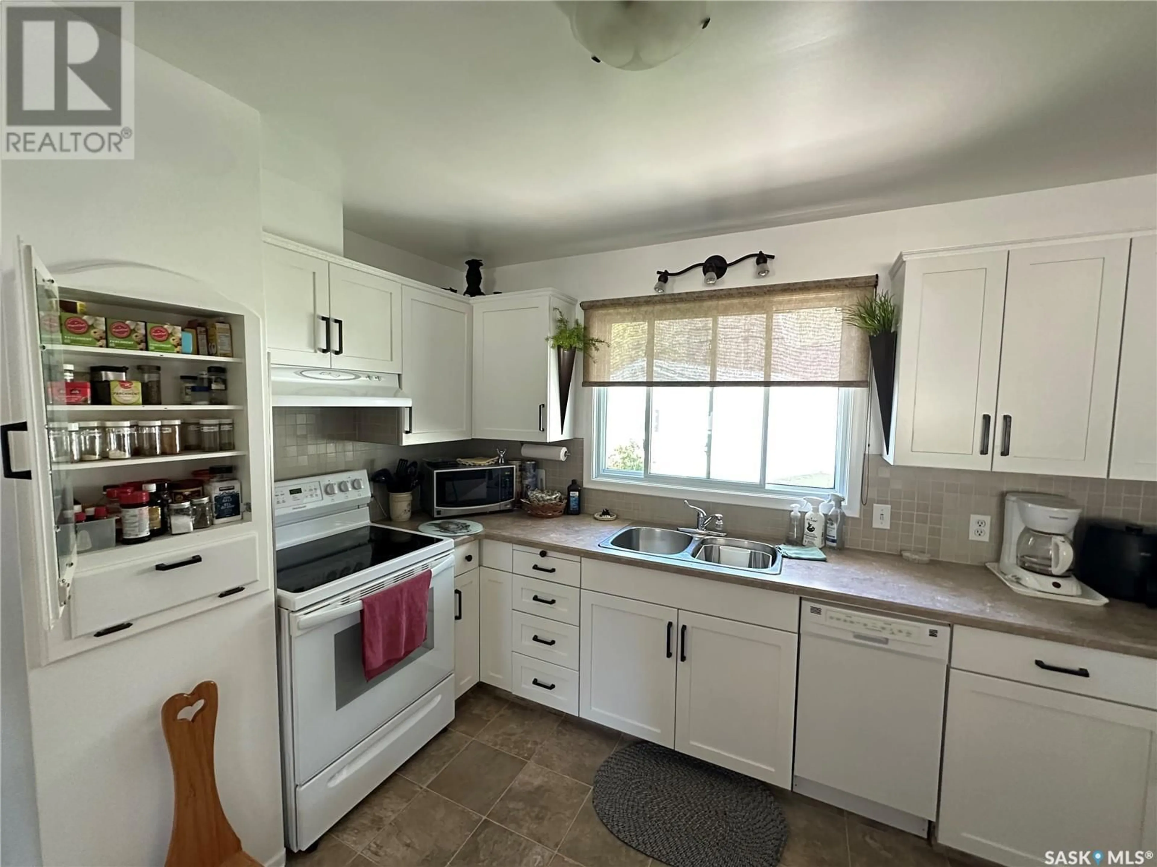 Kitchen for 302 3rd AVENUE E, Assiniboia Saskatchewan S0H0B0