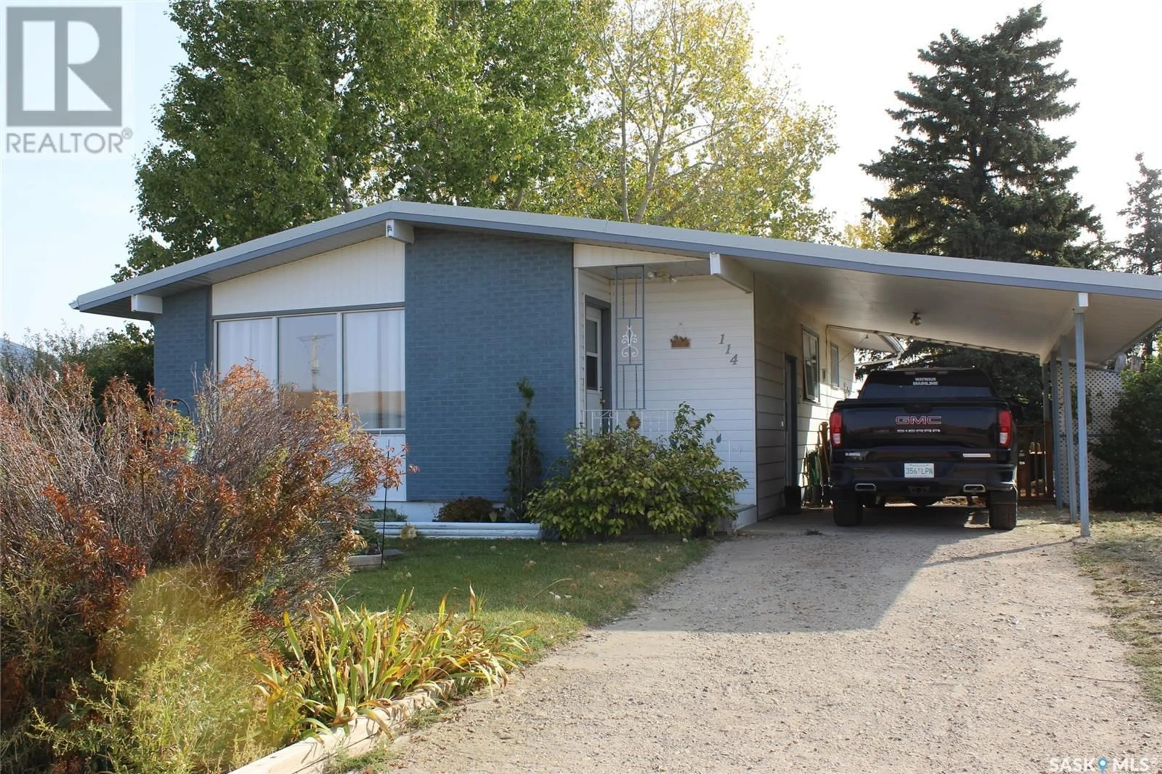 A pic from exterior of the house or condo for 114-116 1st STREET E, Climax Saskatchewan S0N0N0