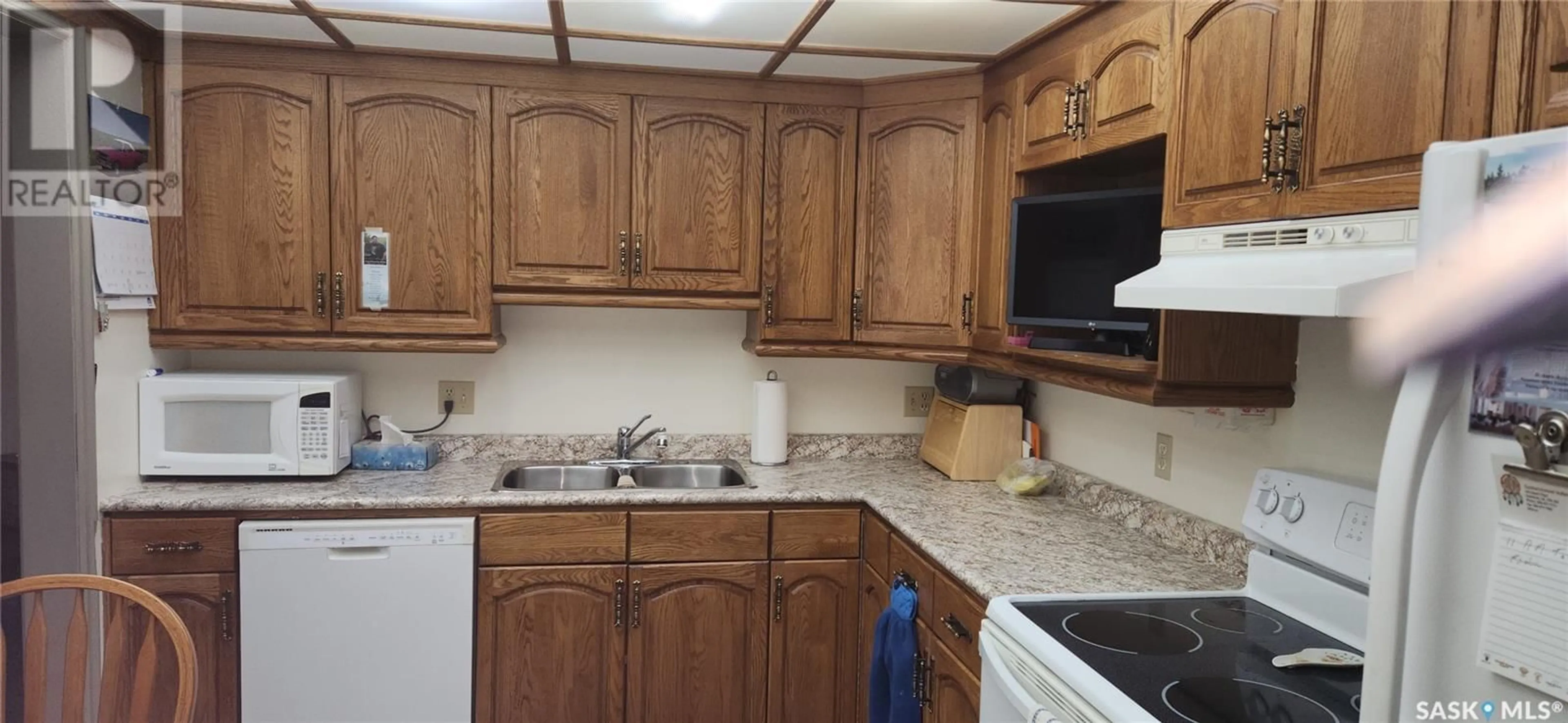 Standard kitchen, unknown for 207 - 453 WALSH TRAIL, Swift Current Saskatchewan S9H4Z8