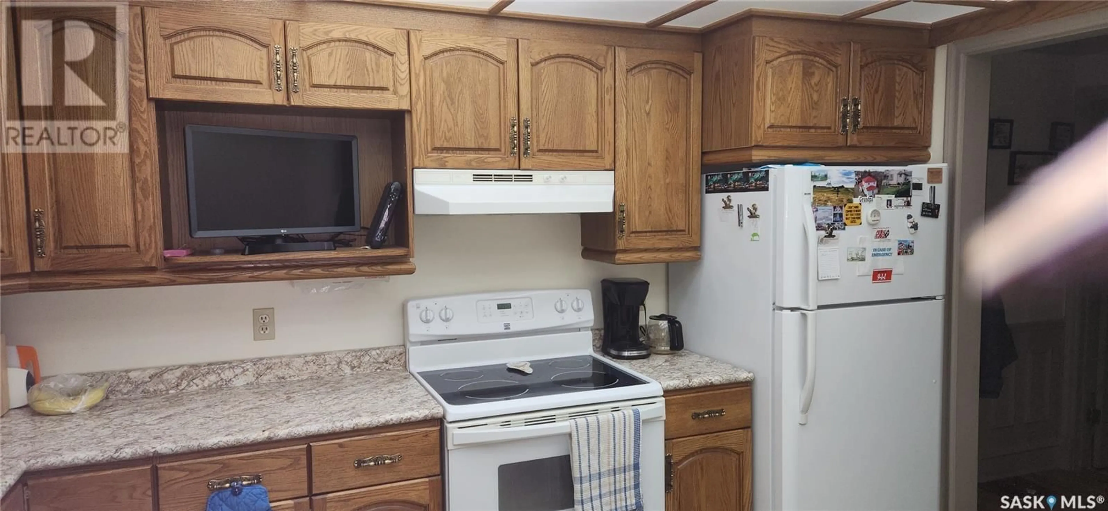 Standard kitchen, wood/laminate floor for 207 - 453 WALSH TRAIL, Swift Current Saskatchewan S9H4Z8