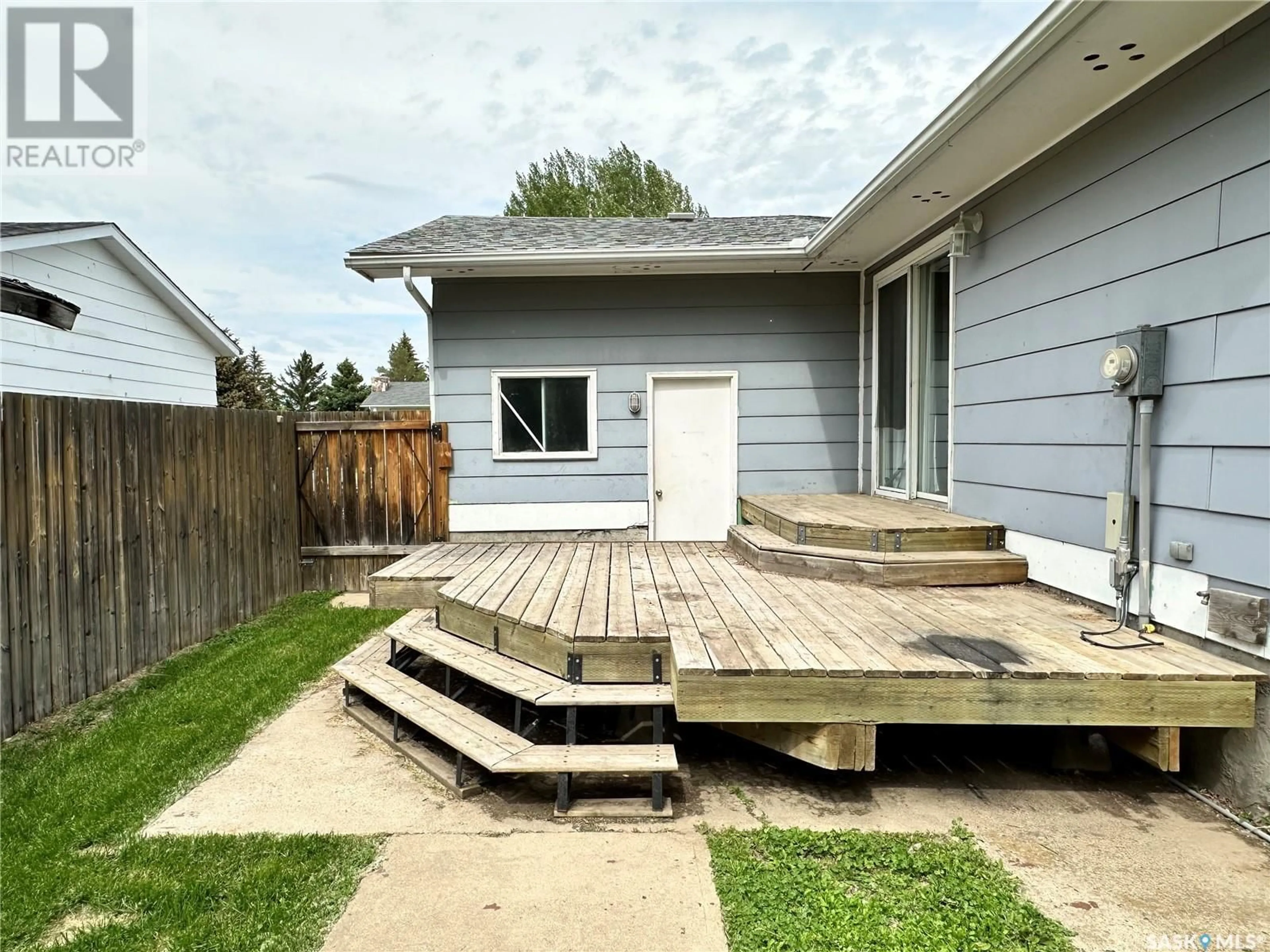 Frontside or backside of a home for 242 Elliott PLACE, Swift Current Saskatchewan S9H4H7