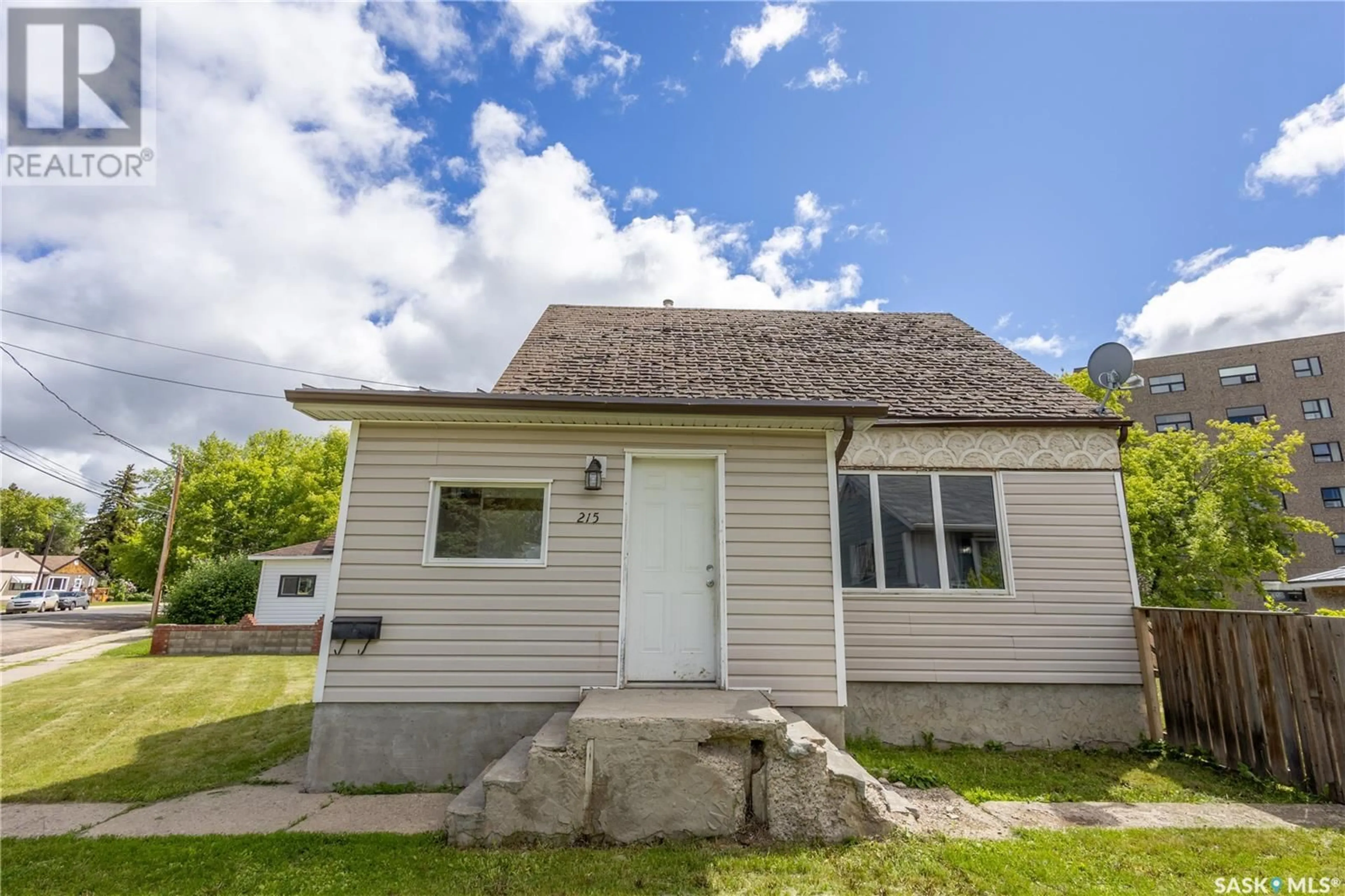 Cottage for 215 6th STREET E, Prince Albert Saskatchewan S6V0N9