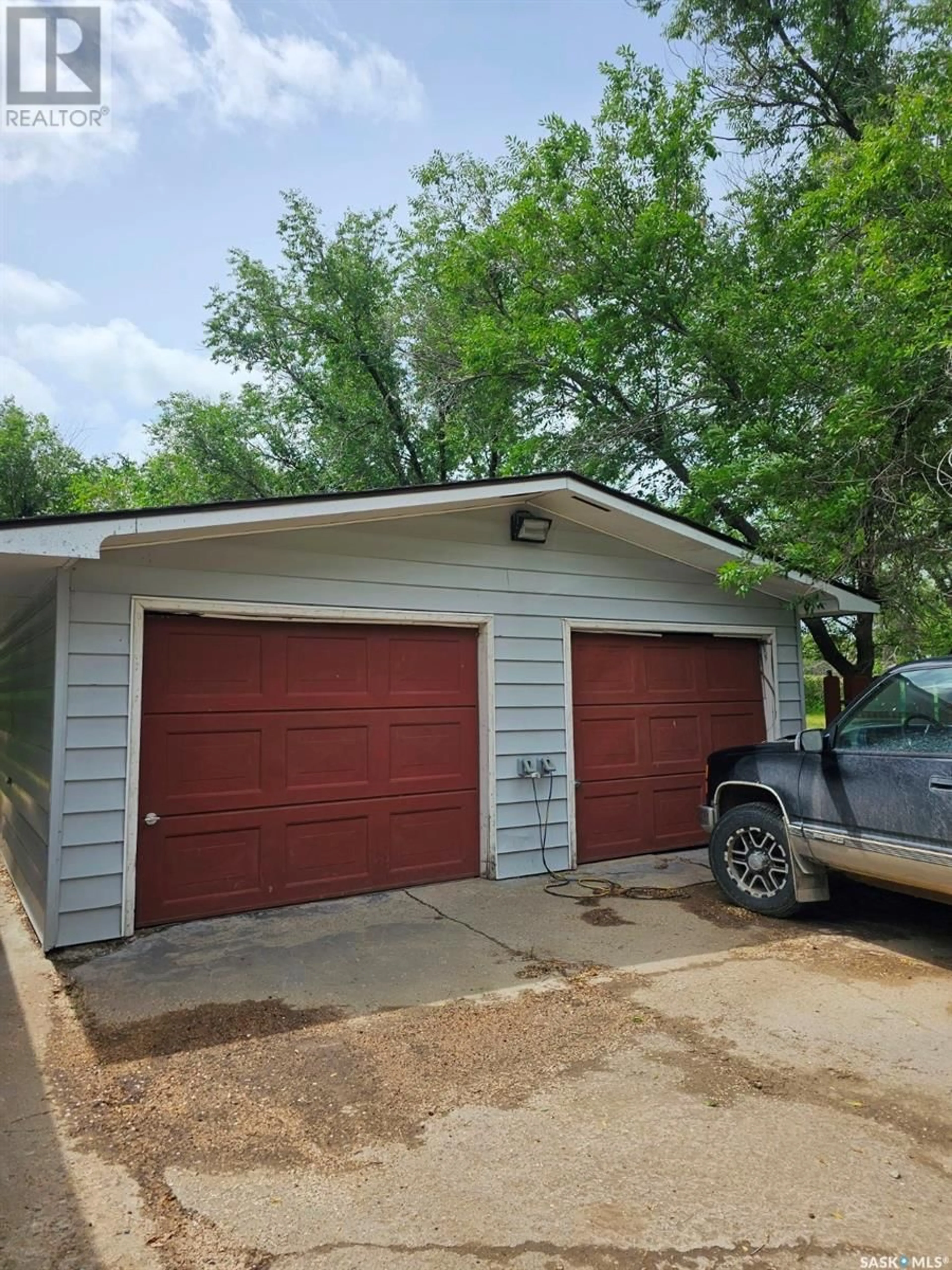 Indoor garage for 215 2nd AVENUE W, Frontier Saskatchewan S0N0W0