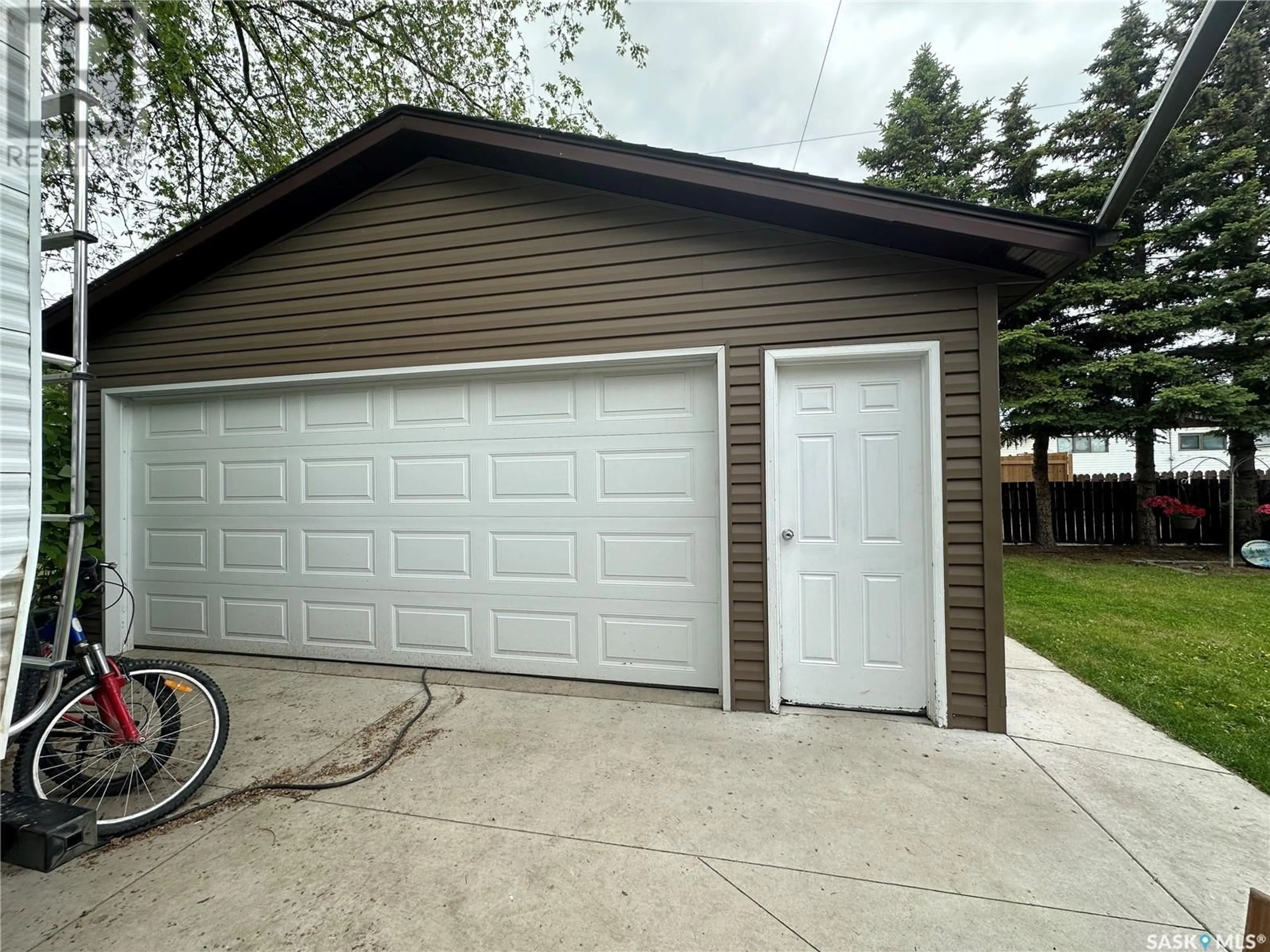 Indoor garage for 631 13th STREET, Humboldt Saskatchewan S0K2A0