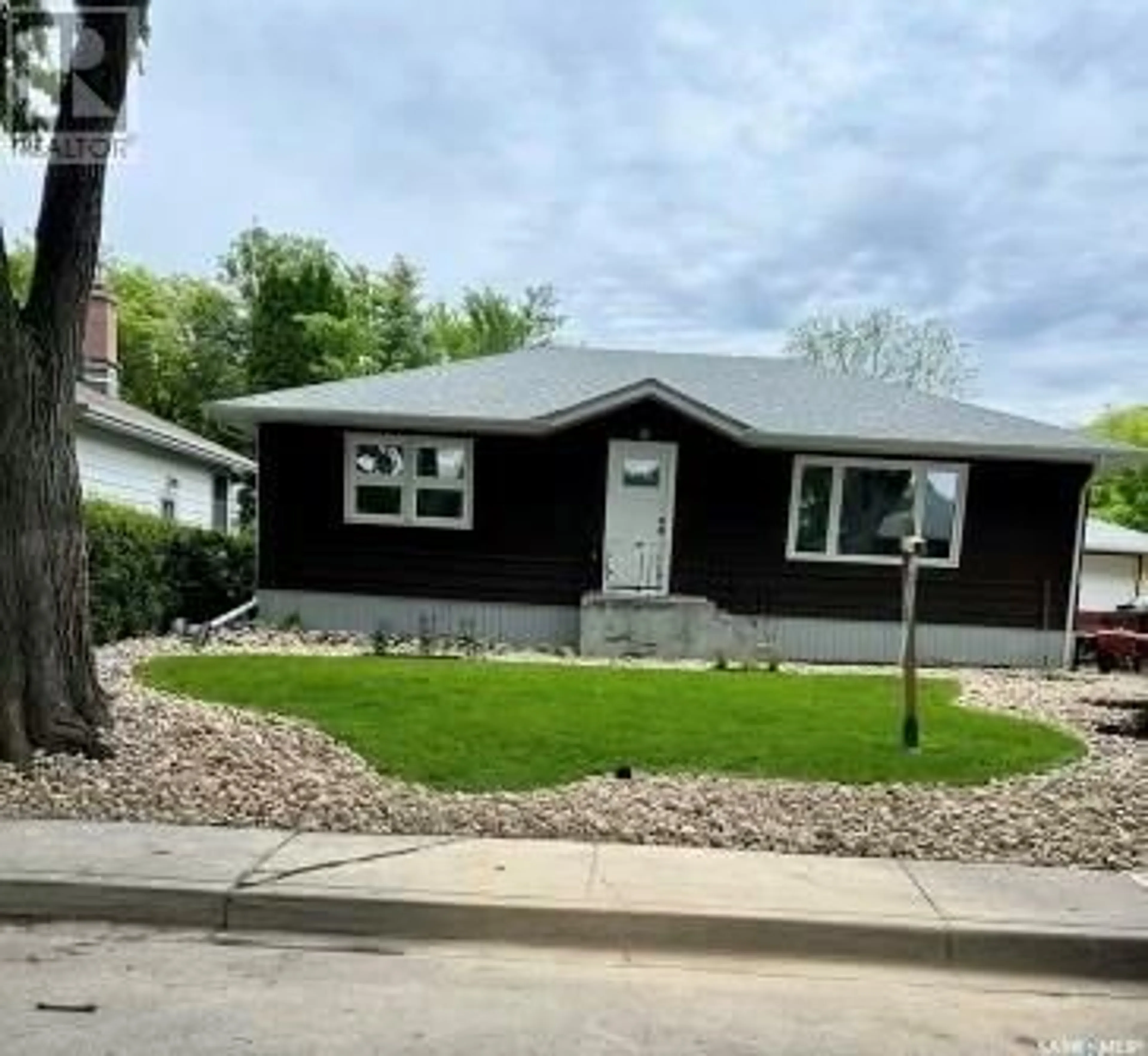 Frontside or backside of a home for 2811 Fleury STREET, Regina Saskatchewan S4N2M6