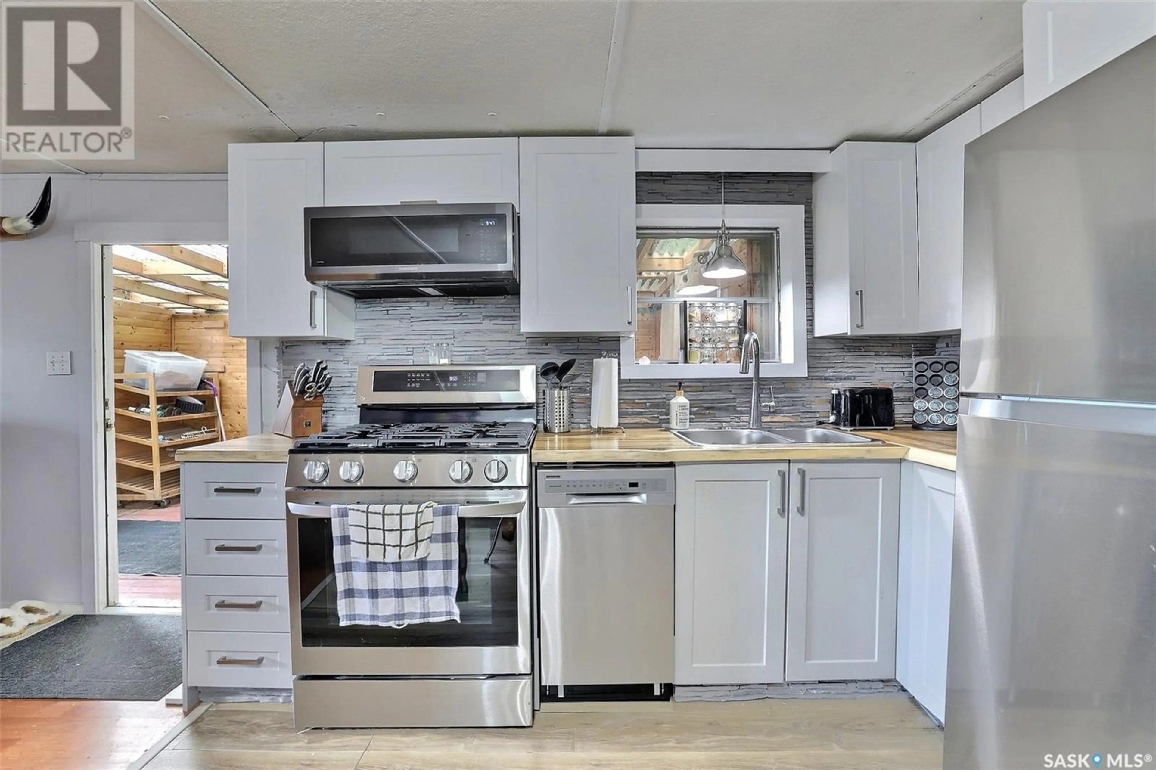 Standard kitchen for 108 Donovel CRESCENT, Regina Beach Saskatchewan S0G4C0