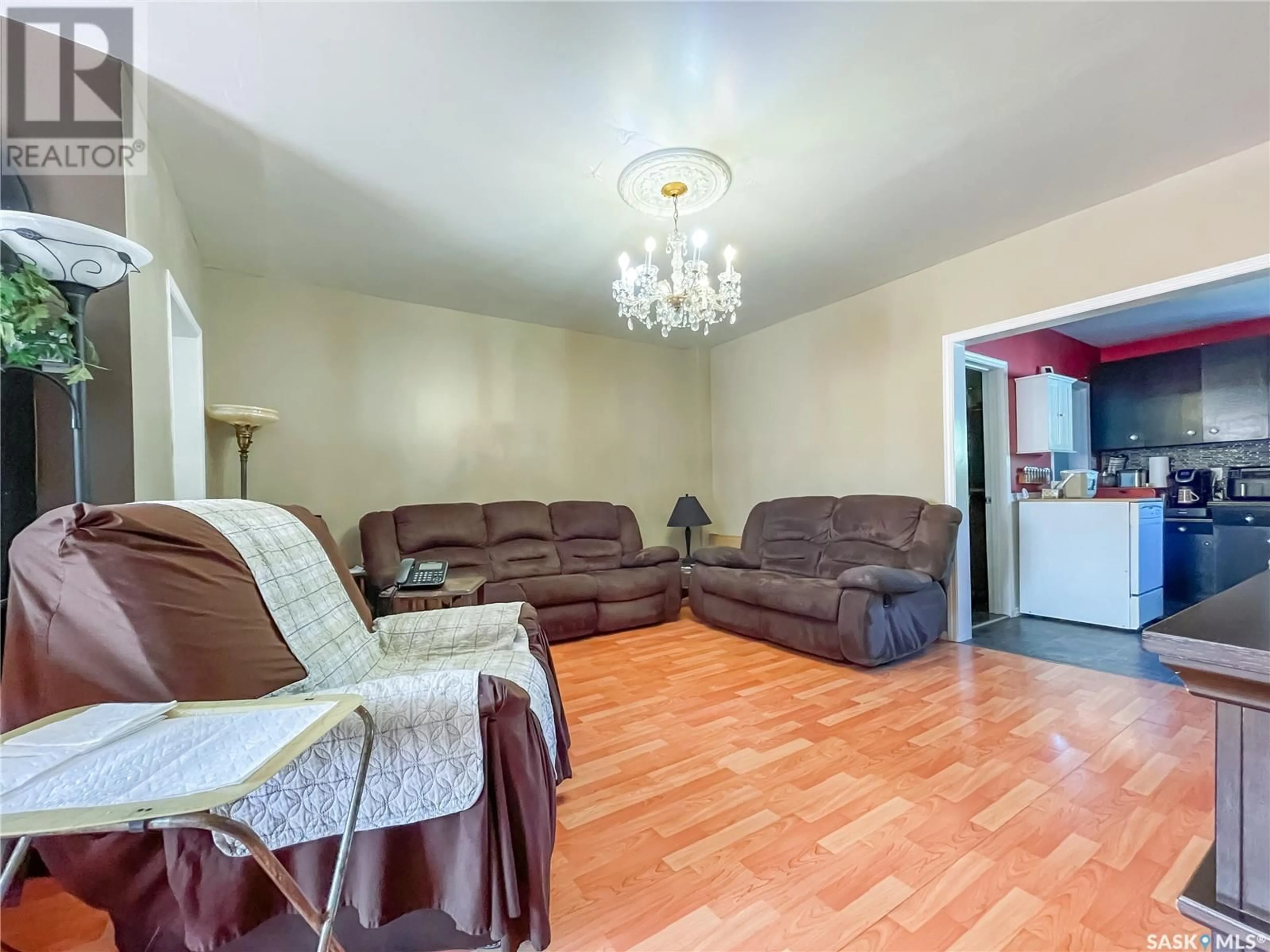 Living room for 327 D AVENUE S, Saskatoon Saskatchewan S7M1R2