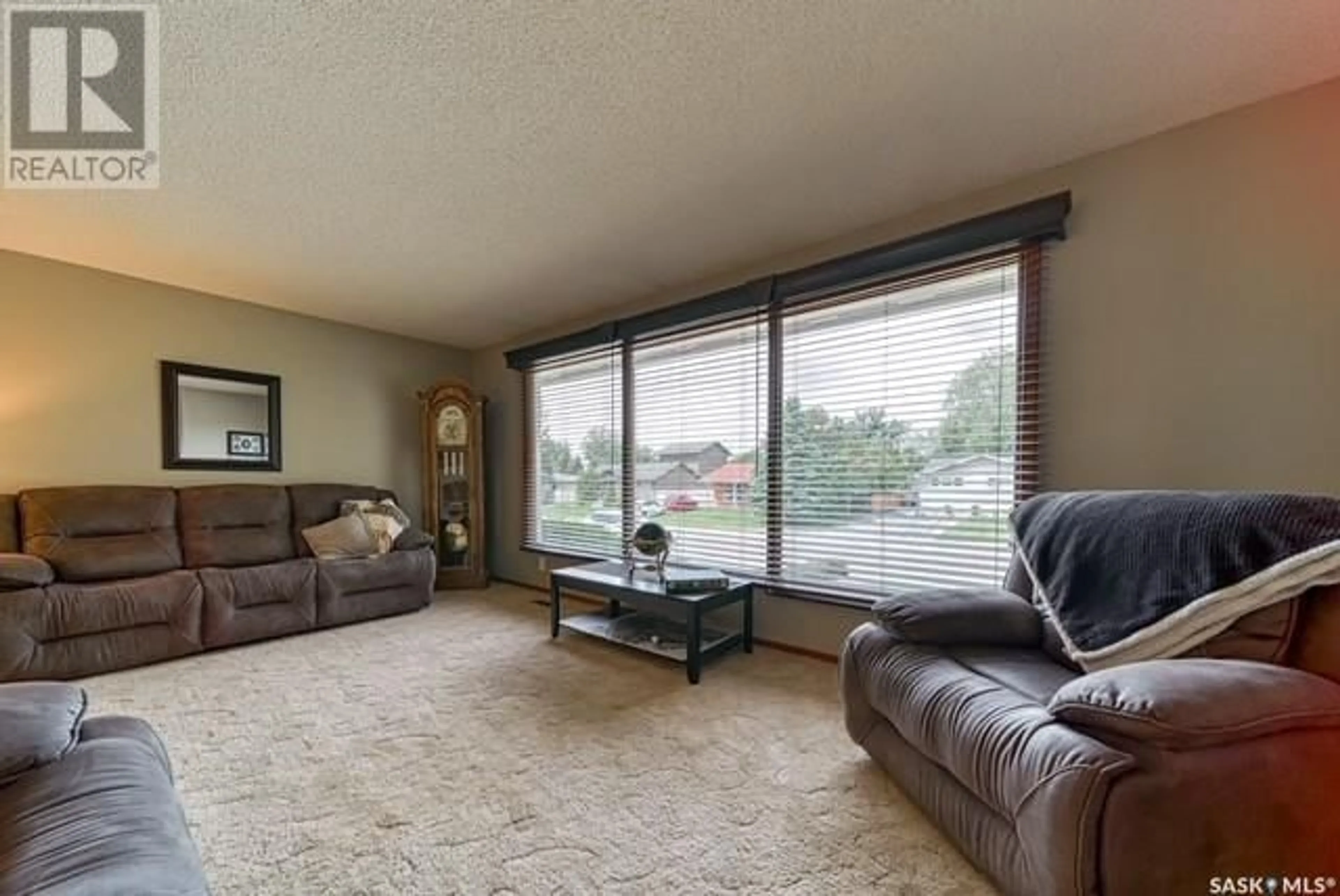 Living room, carpet floors for 1615 Marshall CRESCENT, Moose Jaw Saskatchewan S6H3G6