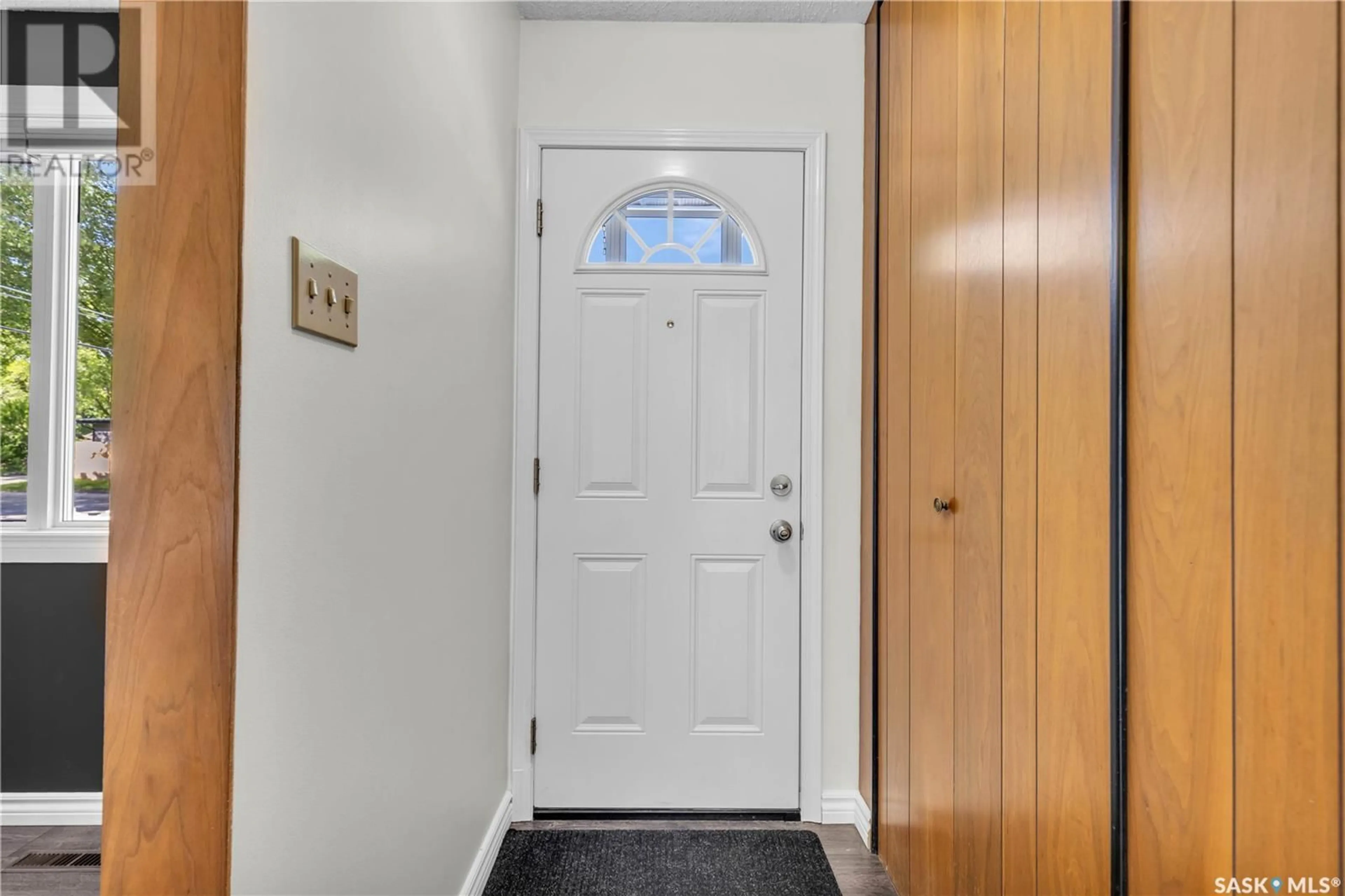 Indoor entryway for 70 Lindsay DRIVE, Saskatoon Saskatchewan S7H4B4