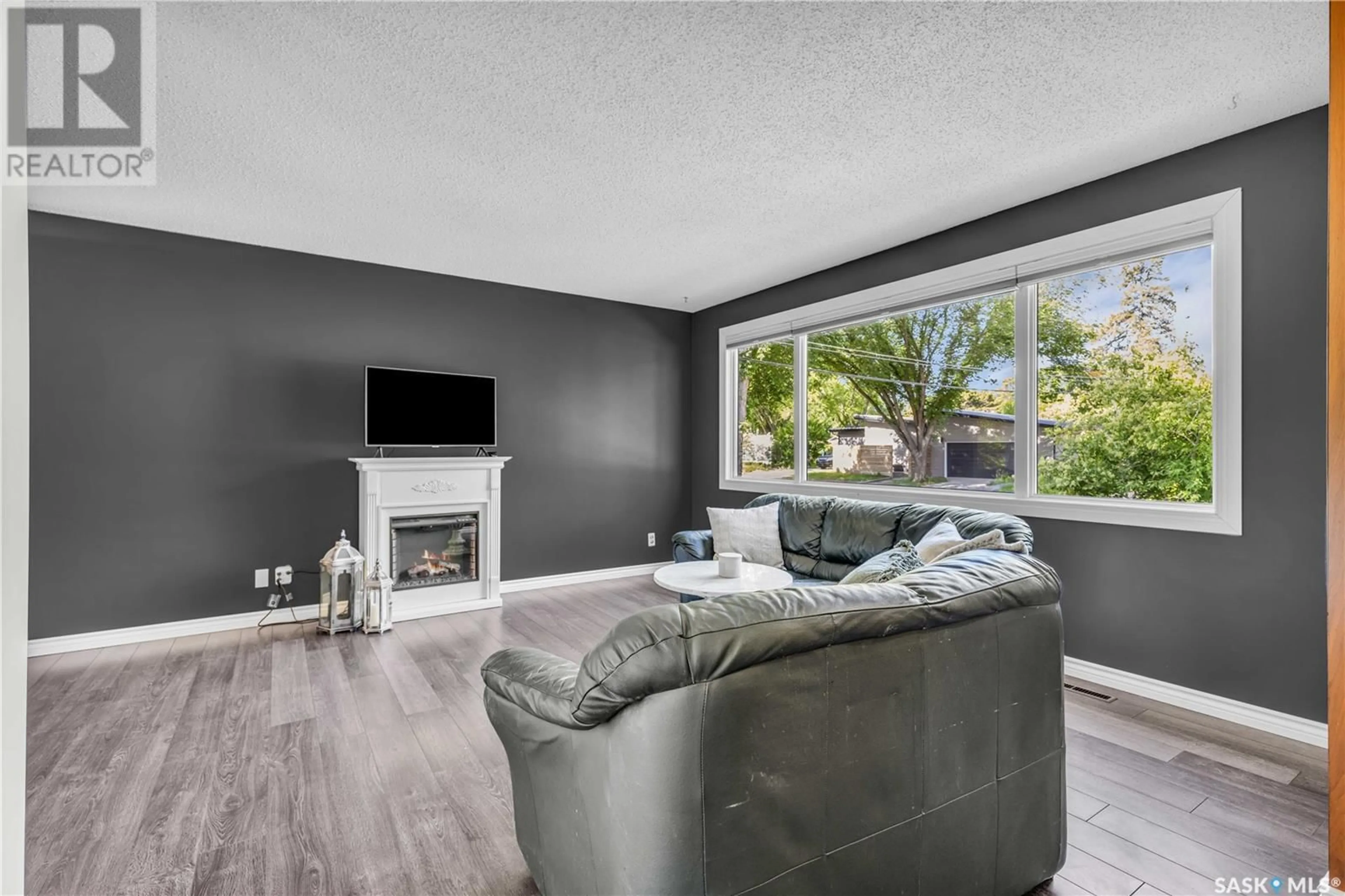 Living room for 70 Lindsay DRIVE, Saskatoon Saskatchewan S7H4B4