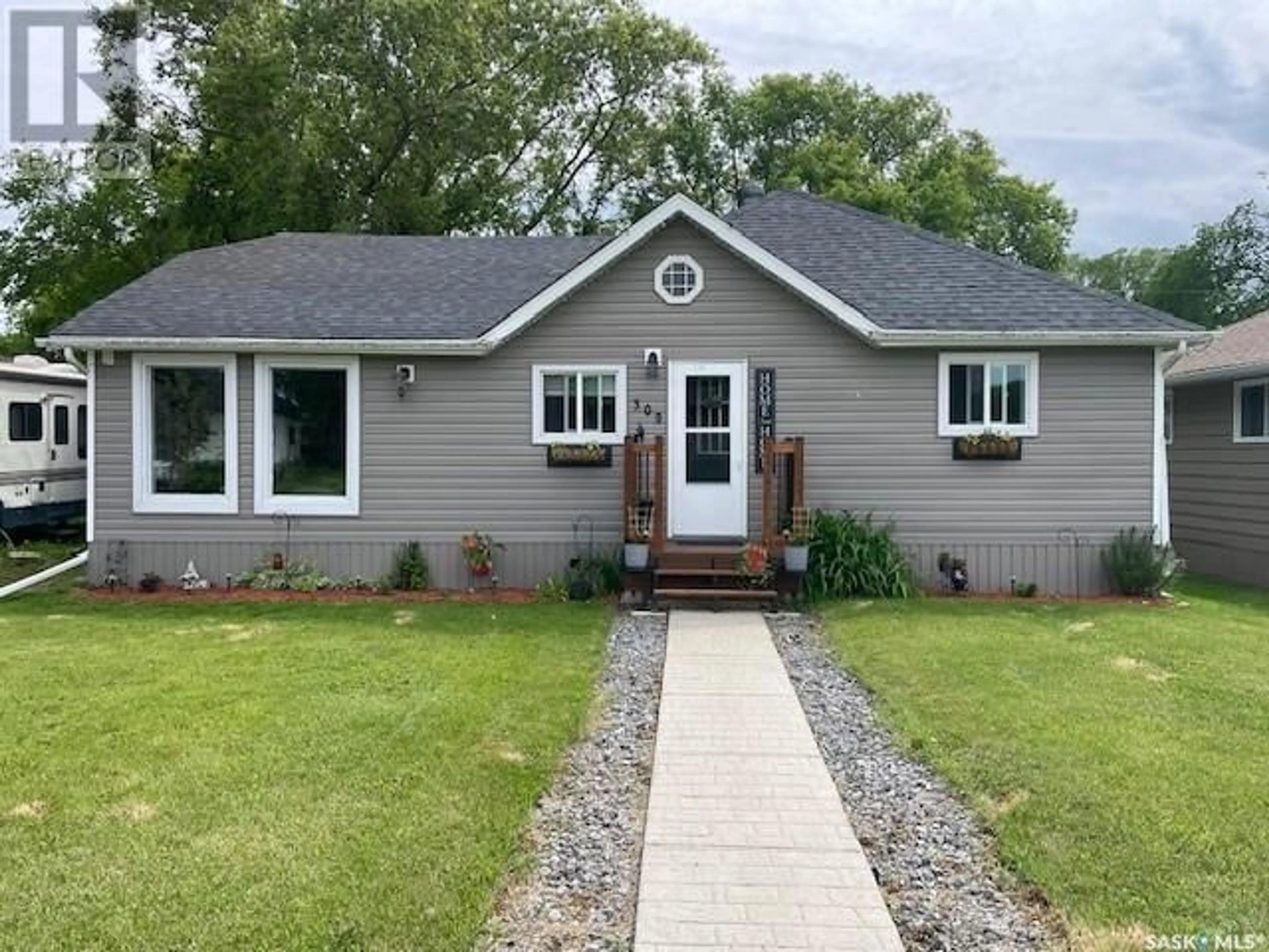 Frontside or backside of a home for 309 4th AVENUE E, Canora Saskatchewan S0A0L0