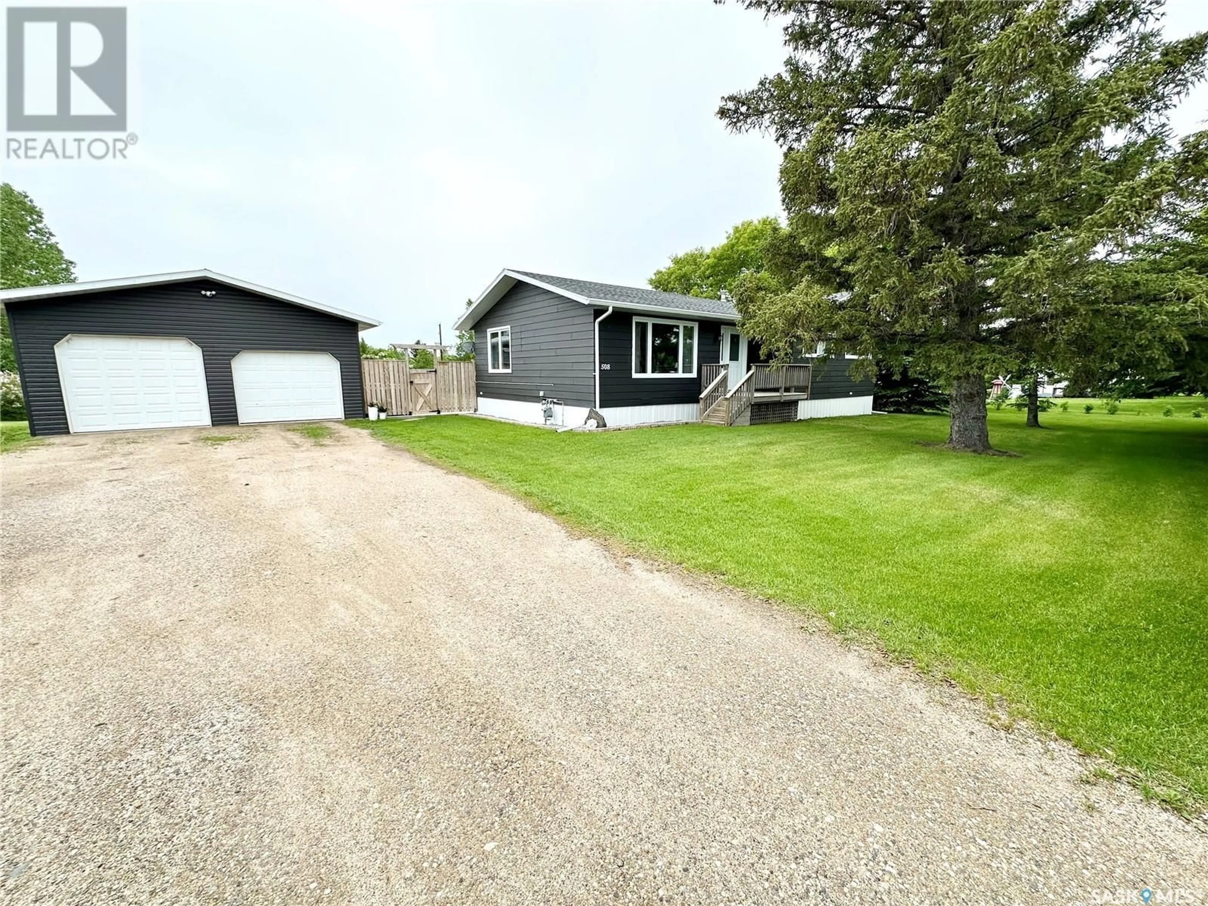 Cottage for 508 Railway AVENUE E, Carlyle Saskatchewan S0C0R0