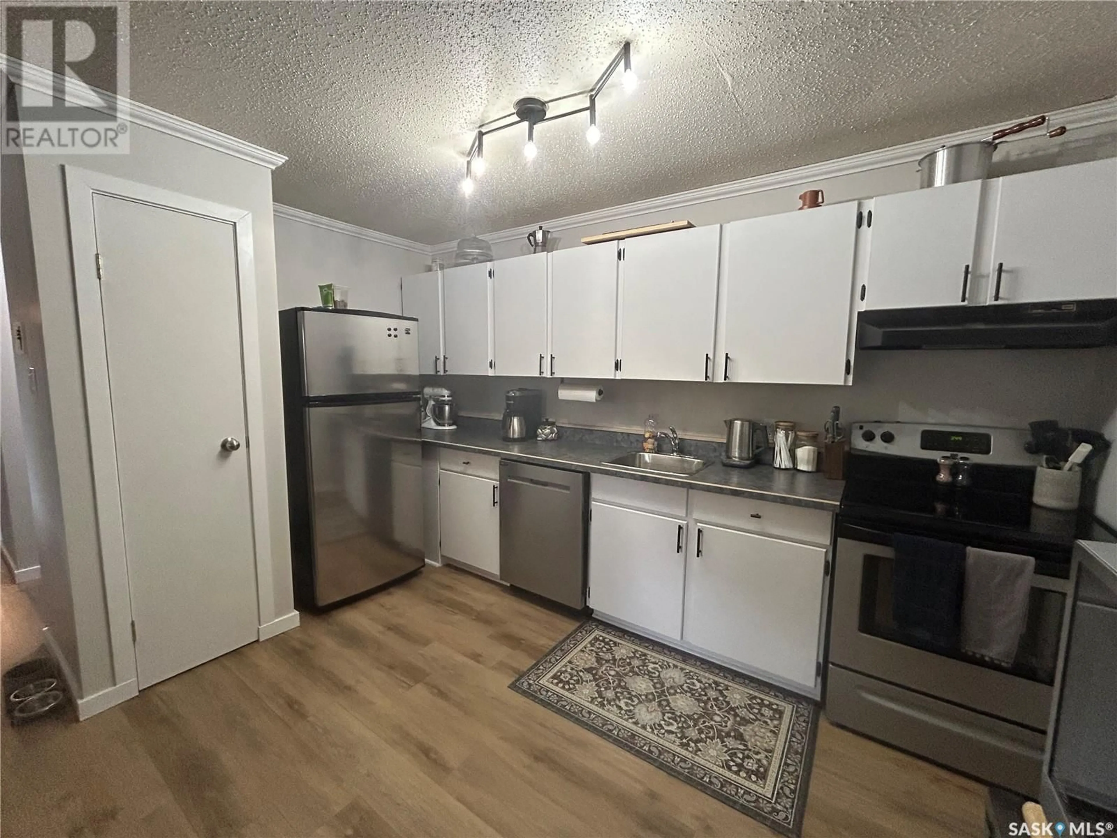 Standard kitchen for 208 306 Perkins STREET, Estevan Saskatchewan S4A2K1