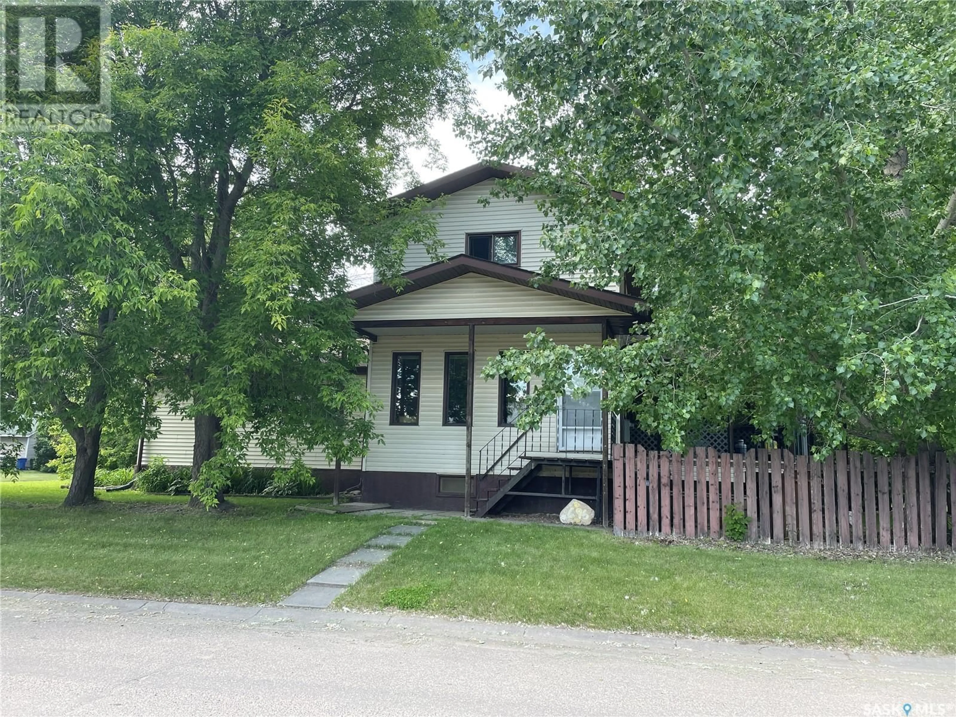 Frontside or backside of a home for 696 6th STREET E, Prince Albert Saskatchewan S6V0N6