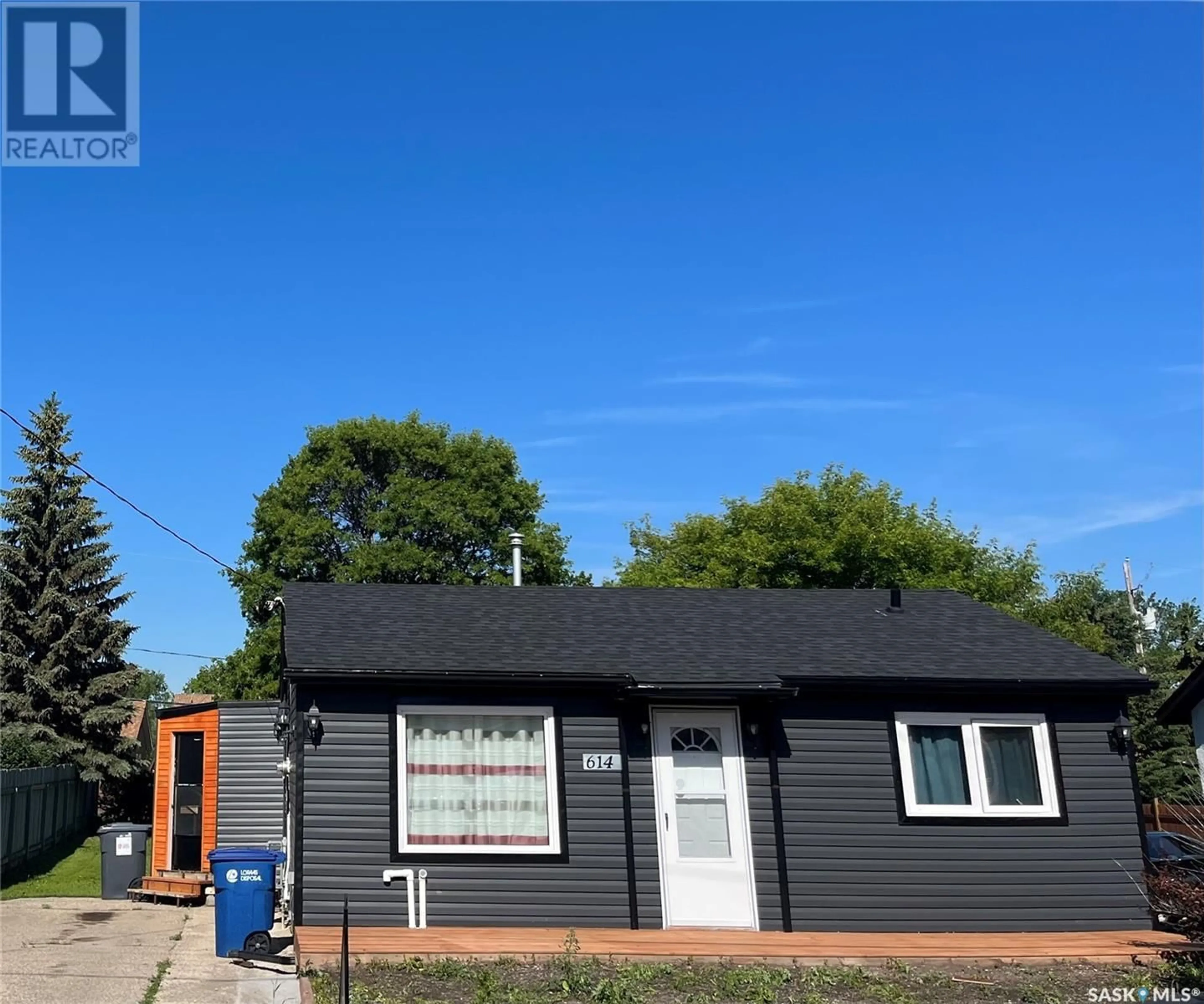 Outside view for 614 St Mary STREET, Esterhazy Saskatchewan S0A0X0