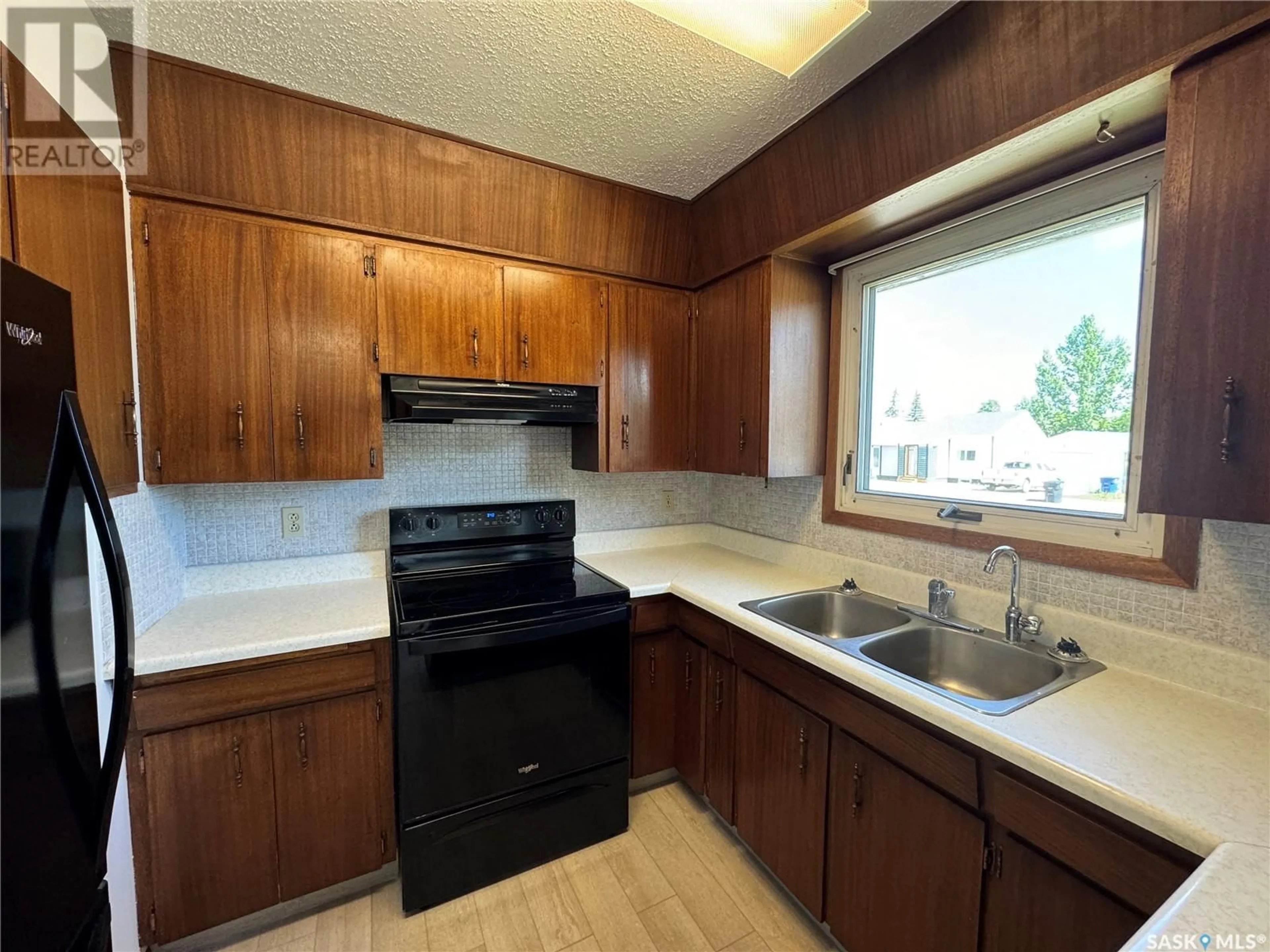 Standard kitchen for 302 2nd AVENUE W, Biggar Saskatchewan S0K0M0