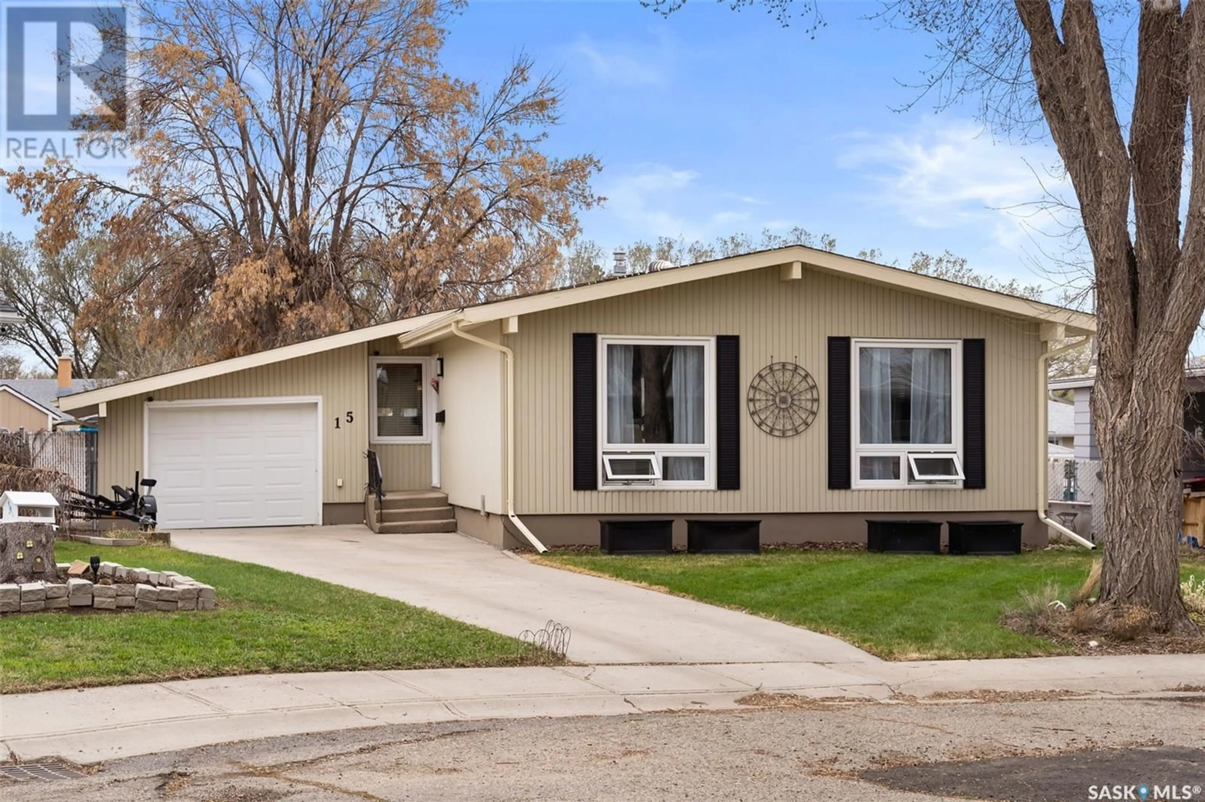 Home with vinyl exterior material for 15 Le Jeune PLACE, Regina Saskatchewan S4T6K2