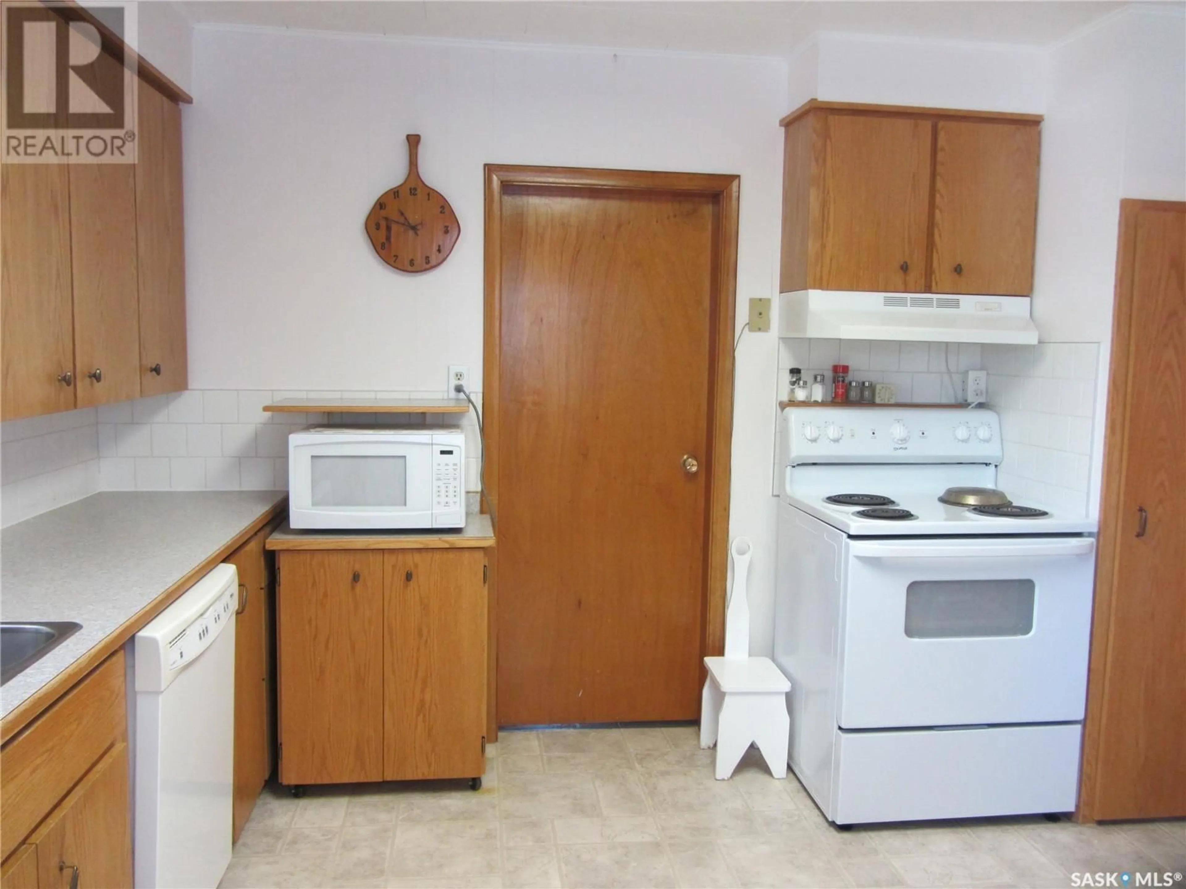 Standard kitchen for 122 1st STREET W, Leoville Saskatchewan S0J1N0