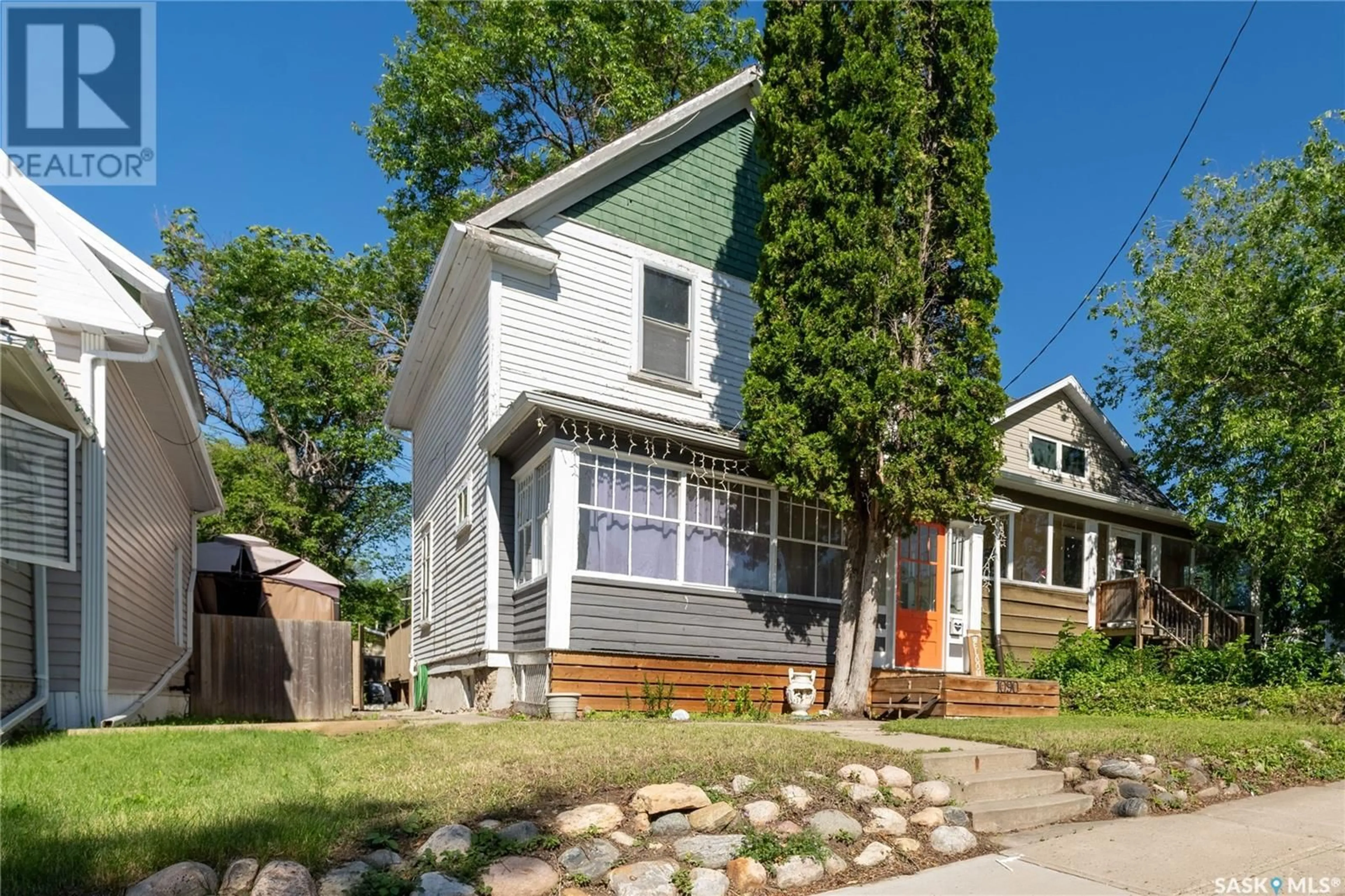 Frontside or backside of a home for 1090 1ST AVENUE NE, Moose Jaw Saskatchewan S6H0Z9