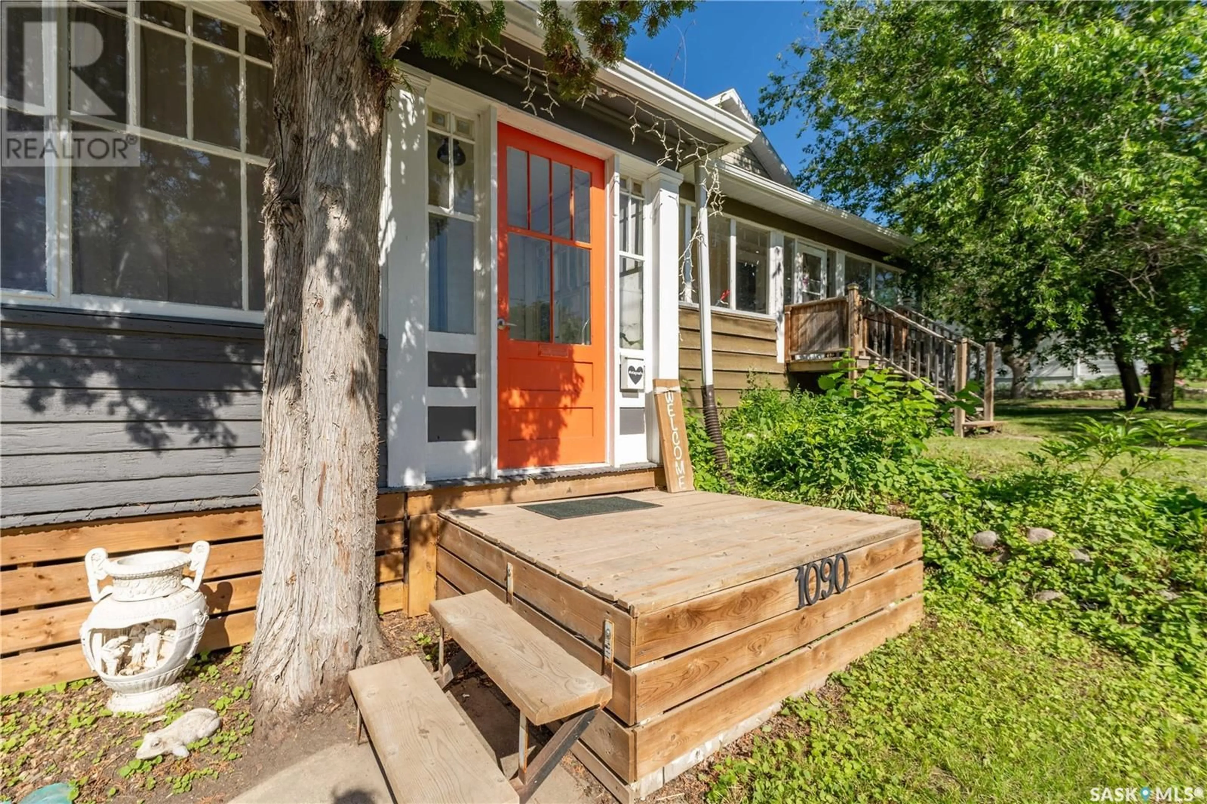 Frontside or backside of a home for 1090 1ST AVENUE NE, Moose Jaw Saskatchewan S6H0Z9