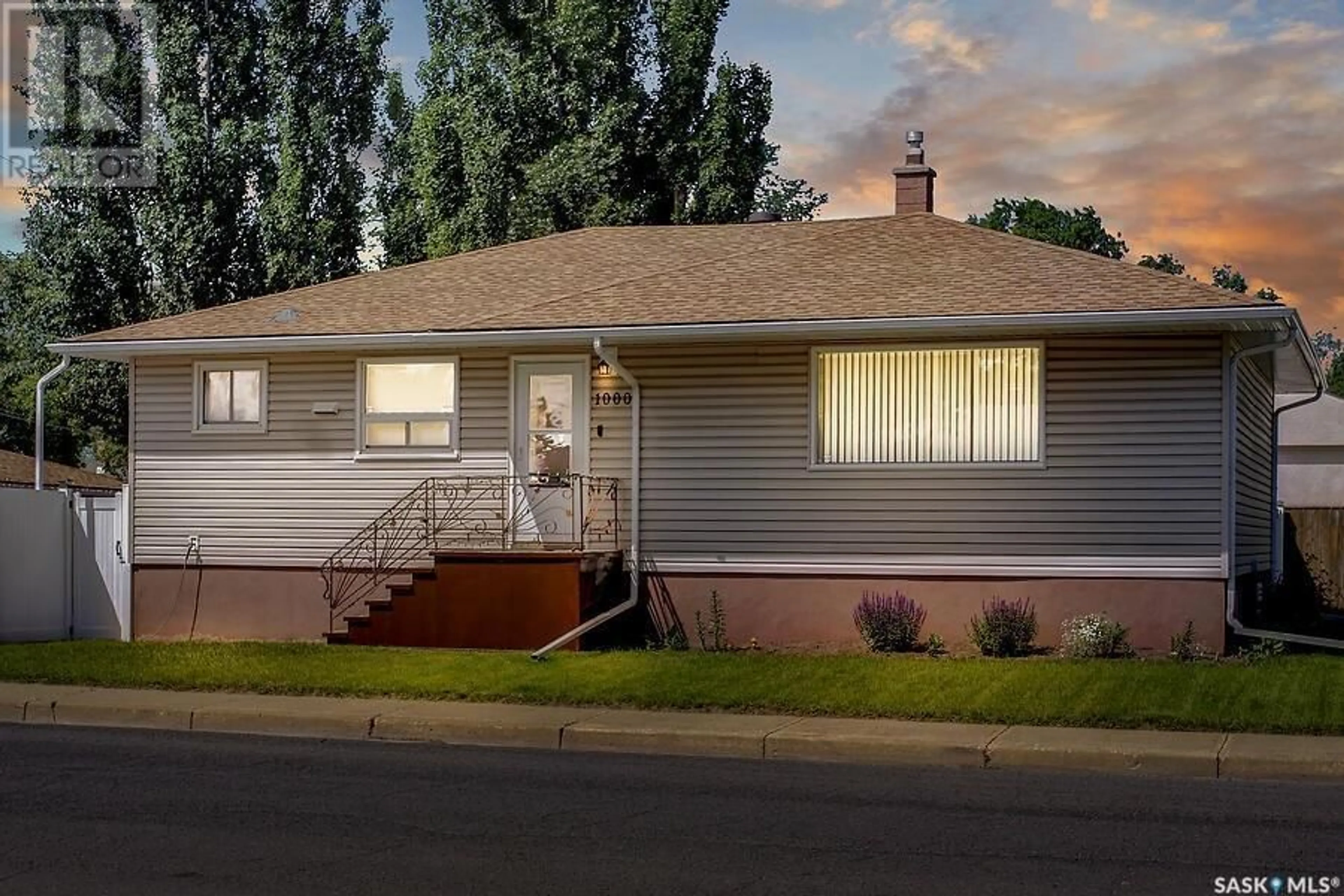 Home with vinyl exterior material for 1000 Horace STREET, Regina Saskatchewan S4T5L2