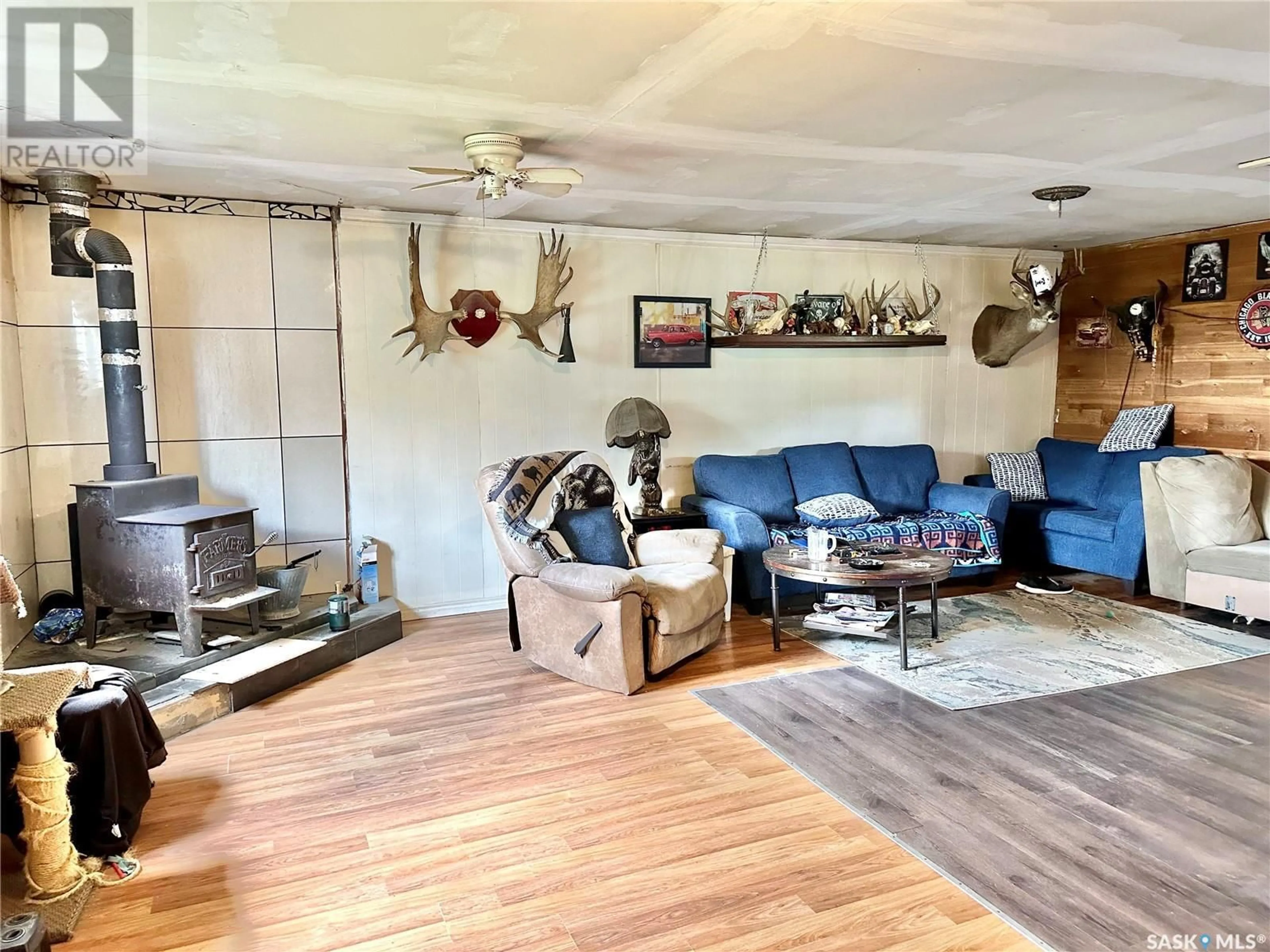 Living room, wood floors for Wurst Acreage, Spiritwood Rm No. 496 Saskatchewan S0J2M0