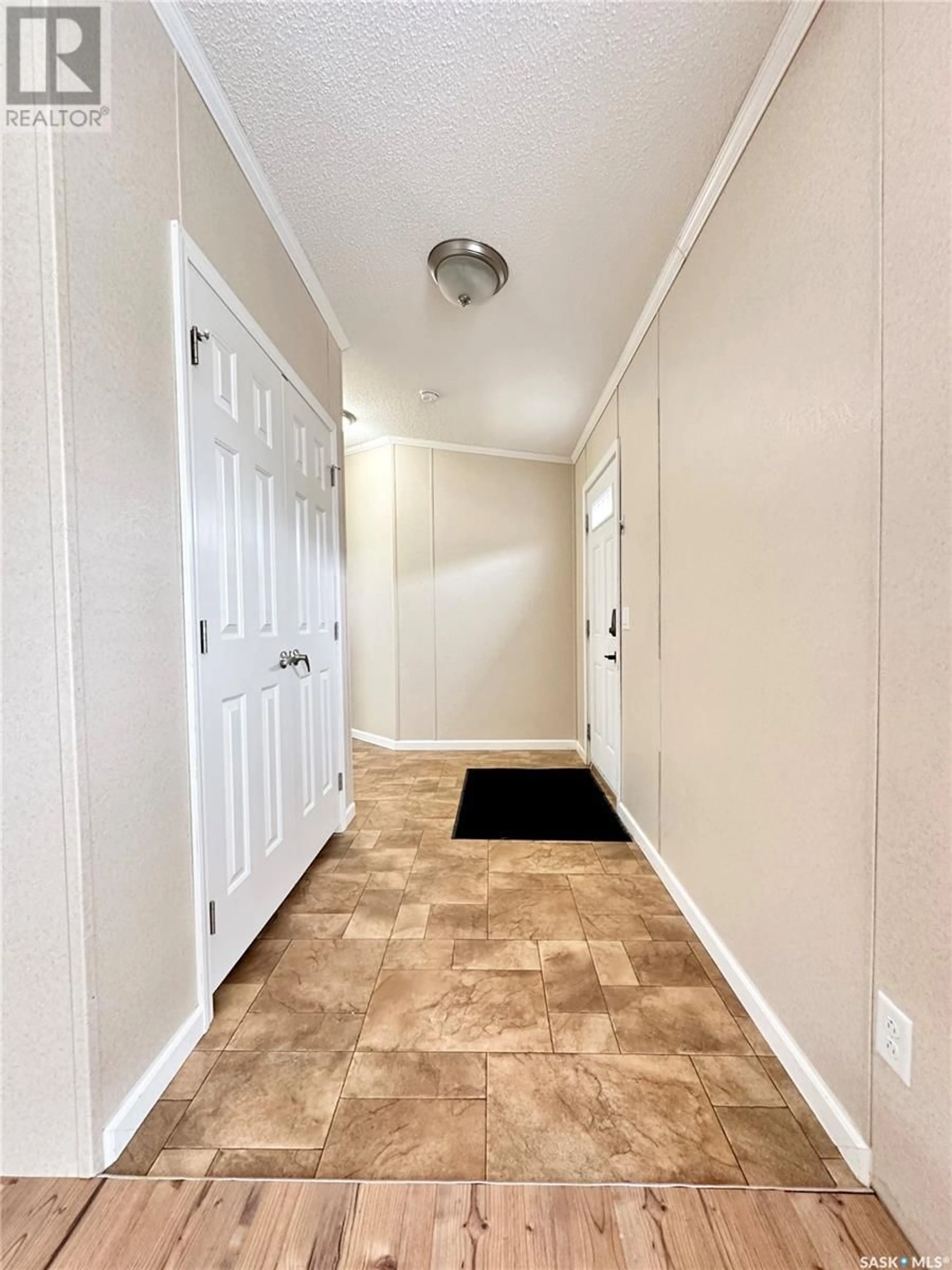Indoor entryway for 222 BROWNLEE STREET, Weyburn Saskatchewan S4H3P4